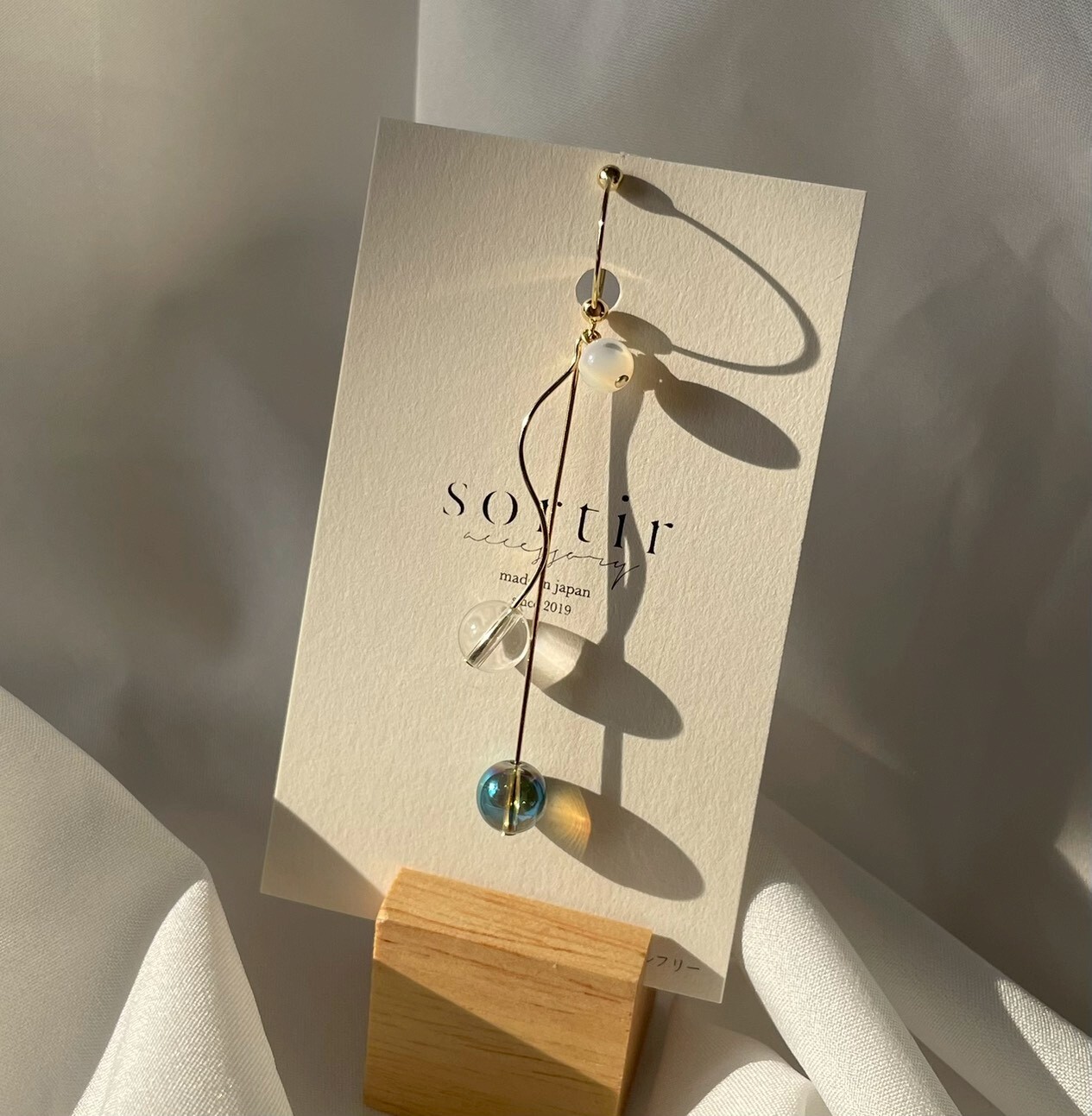 [sortir] 多色耳骨夾 | 綠閃水晶×水晶×白貝 | NO.194