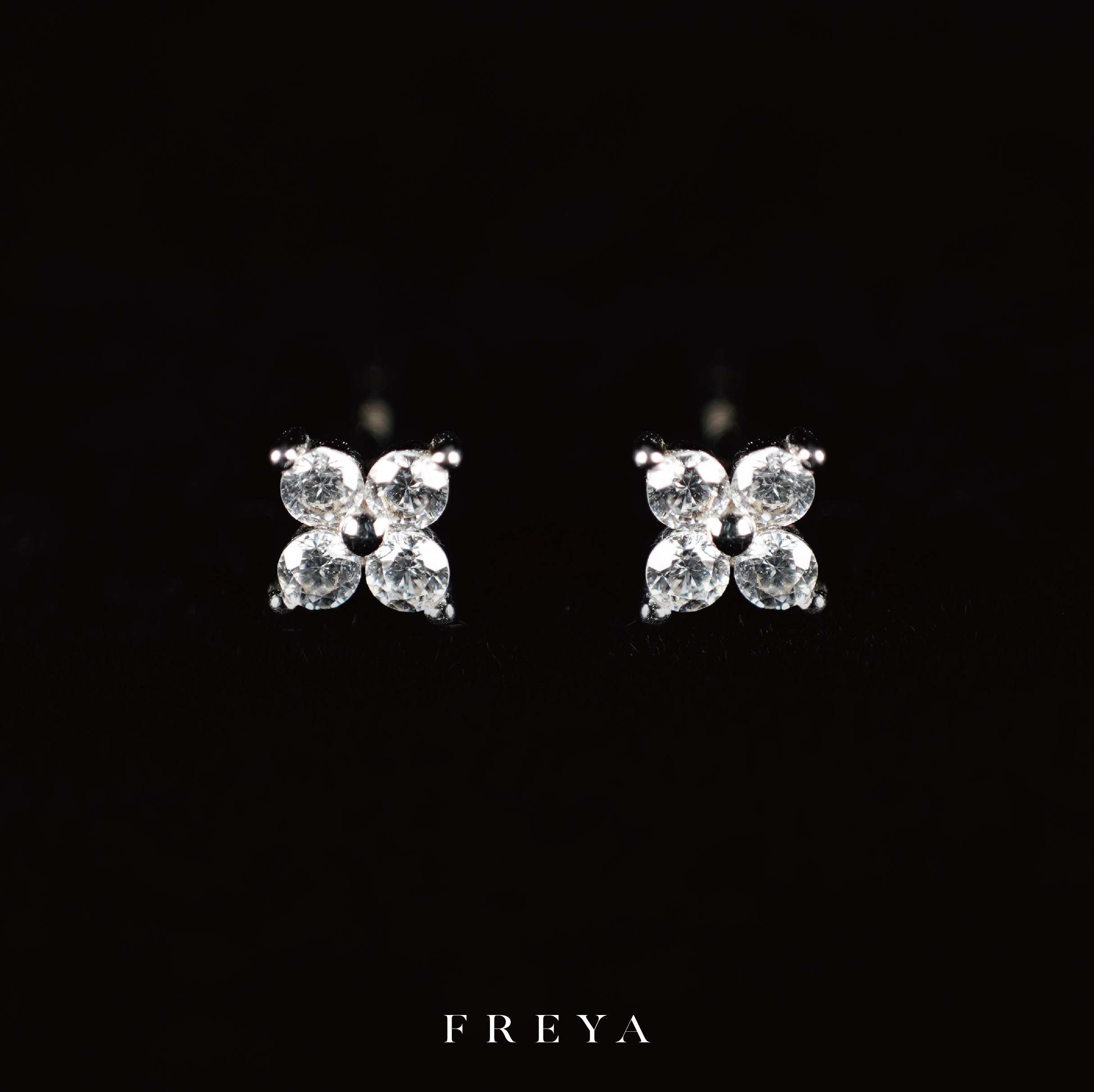 FREYA 迷你四葉草耳釘