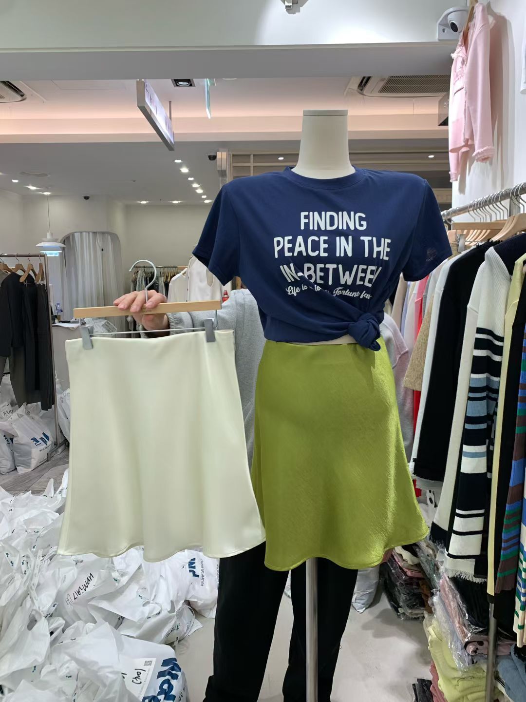 BM6032 減齡緞面光澤半身短裙