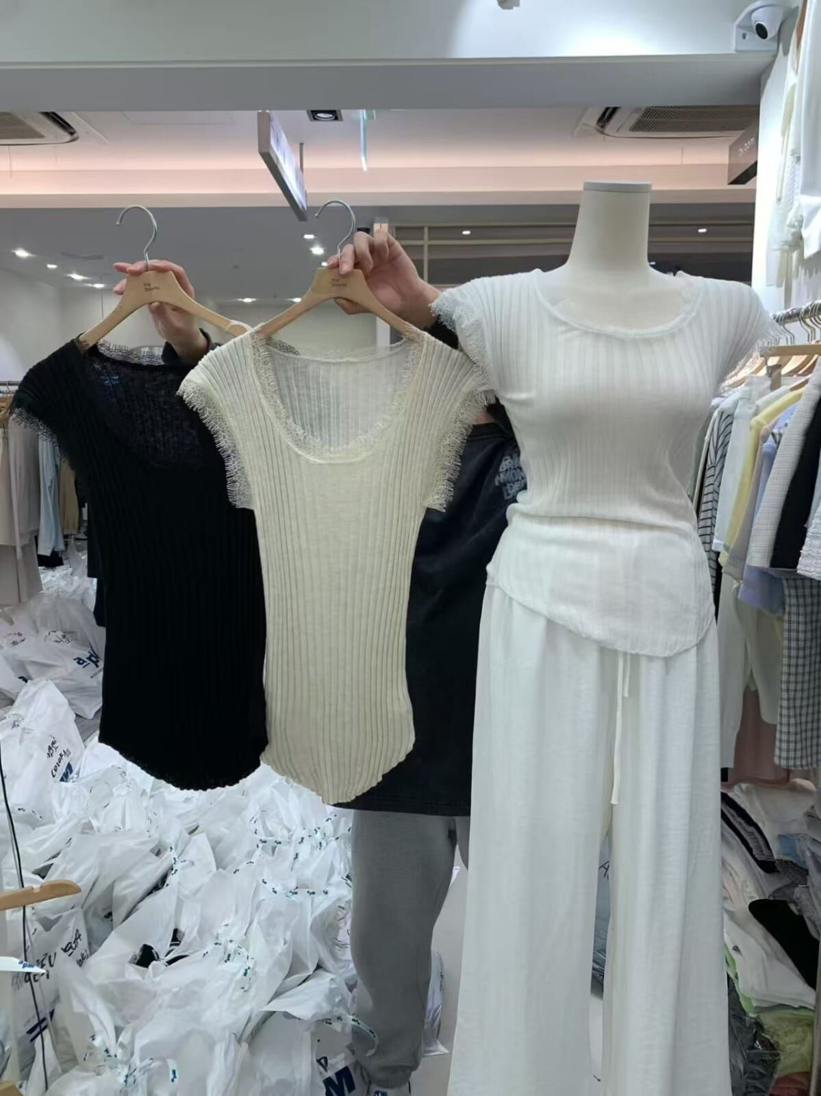 BM6047 蕾絲蘇蘇U領坑紋透膚上衣