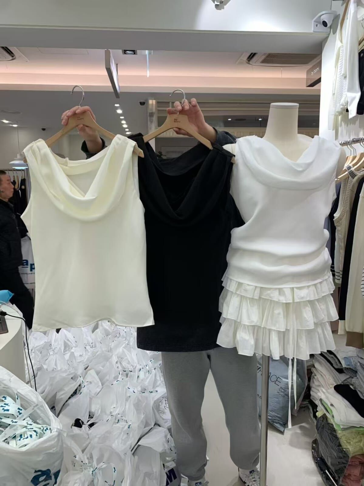 BM6050 垂墜堆堆領雪紡背心