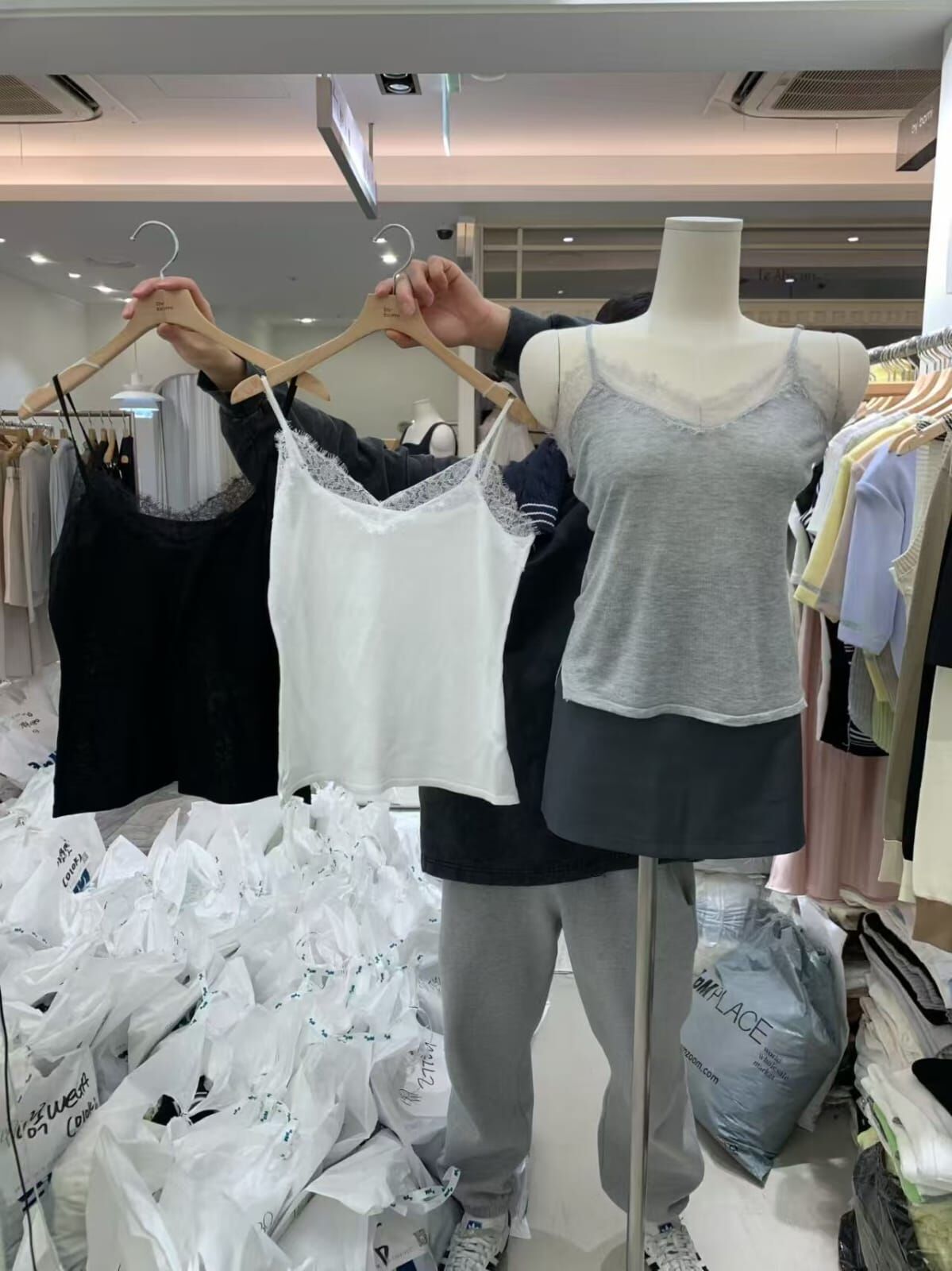 BM6052 蕾絲拼V領小性感吊帶背心