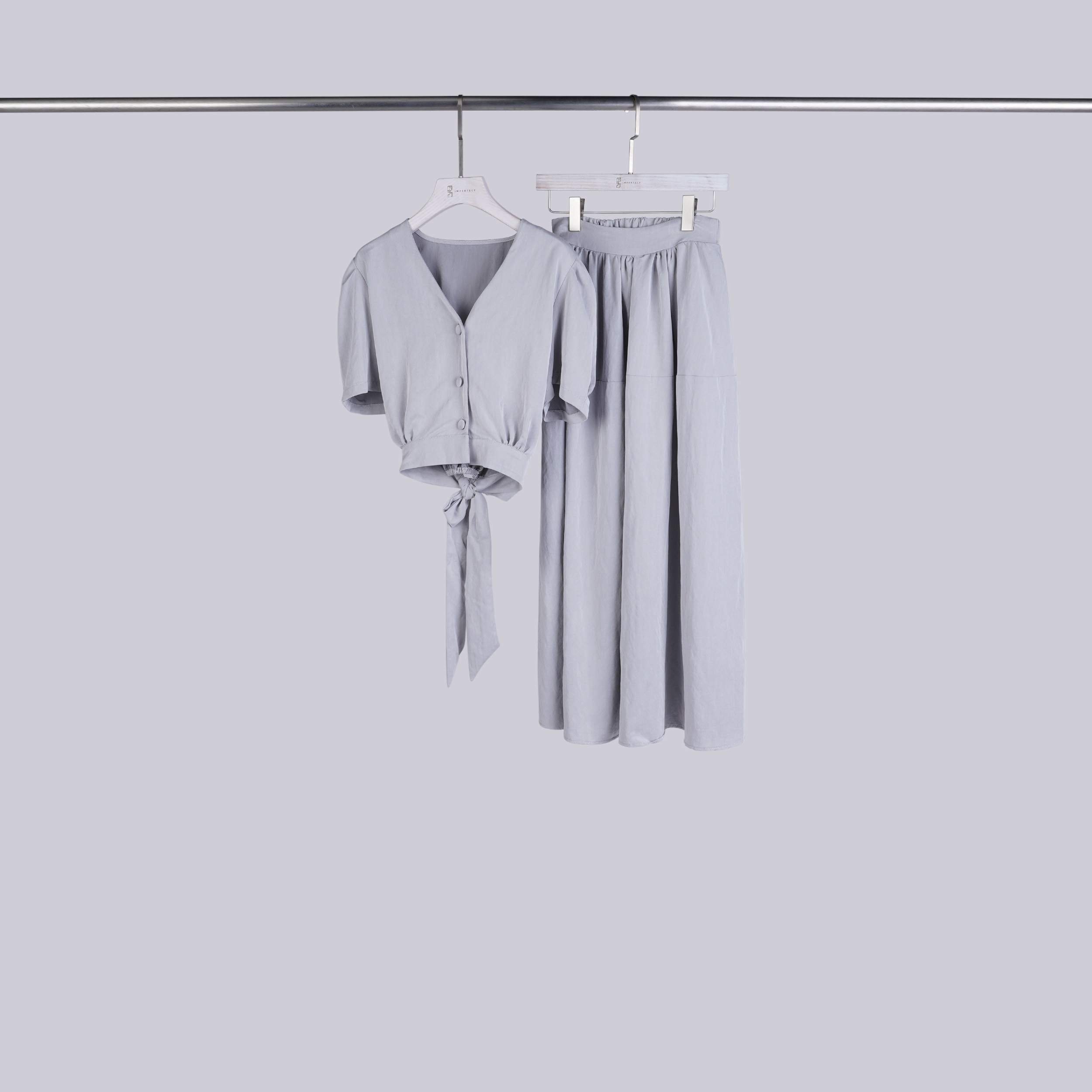 後綁帶V領衫 + 長裙 | 淺淺灰