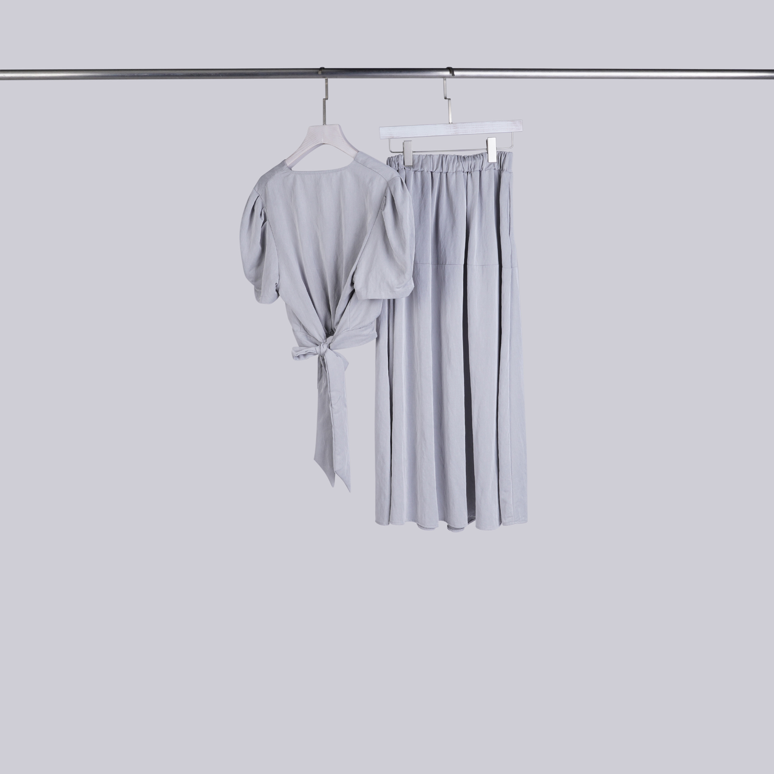 後綁帶V領衫 + 長裙 | 淺淺灰