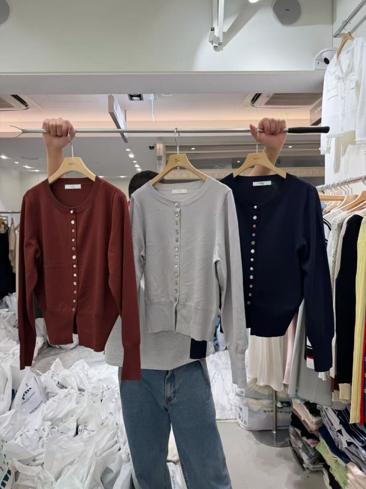 BM6056 設計感色彩排扣圓領上衣