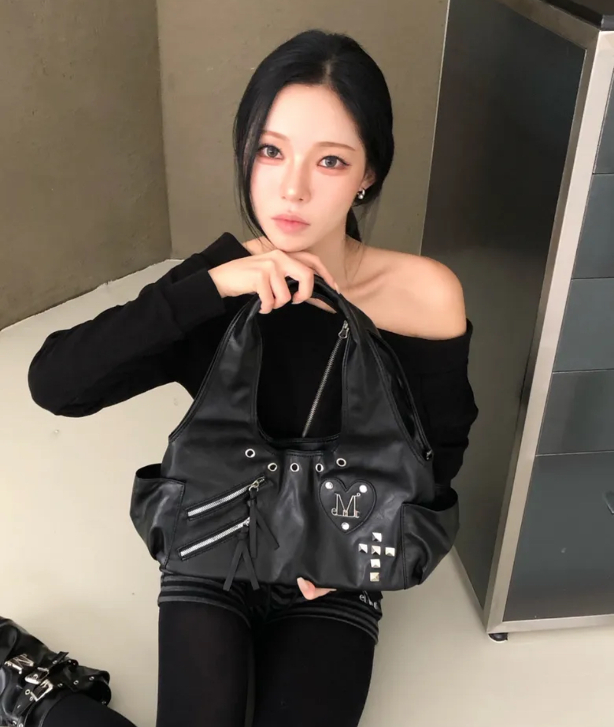 韓國🇰🇷連線 MUCENT 心型Logo十字鉚釘機車包 肩背包 手提包 托特包 機車包 黑色(任買兩件7-11免運)/預購