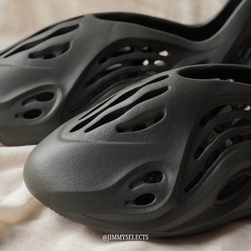 【代購】adidas Yeezy Foam Runner Carbon  深灰色 IG5349｜未來感洞洞鞋