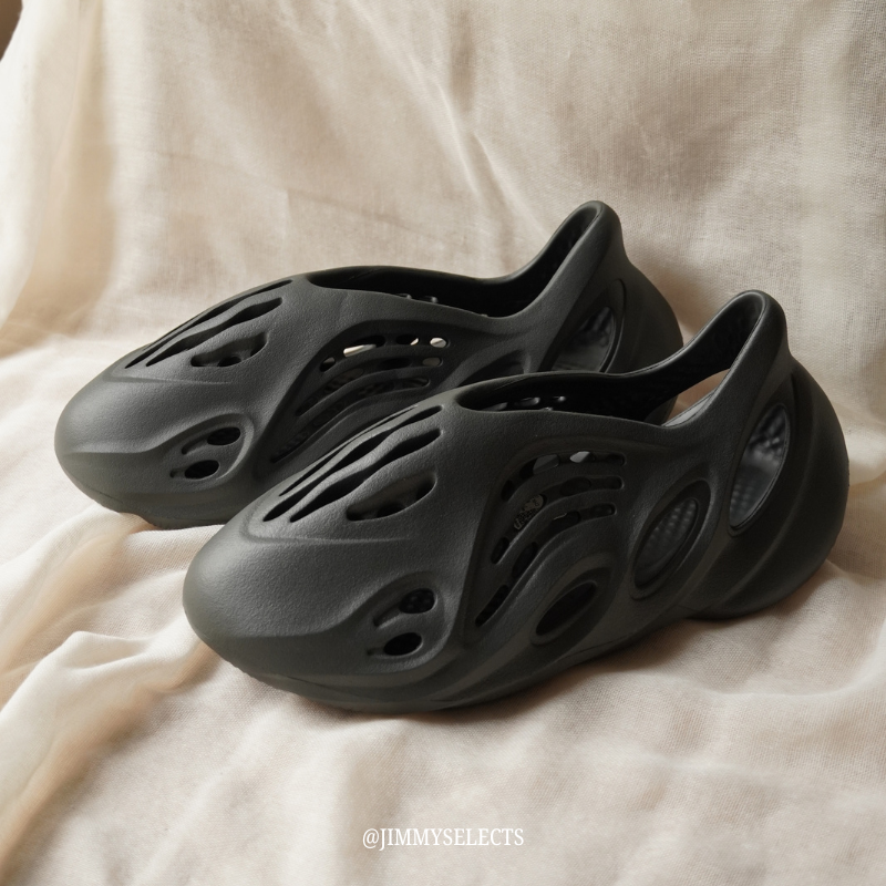 【代購】adidas Yeezy Foam Runner Carbon  深灰色 IG5349｜未來感洞洞鞋