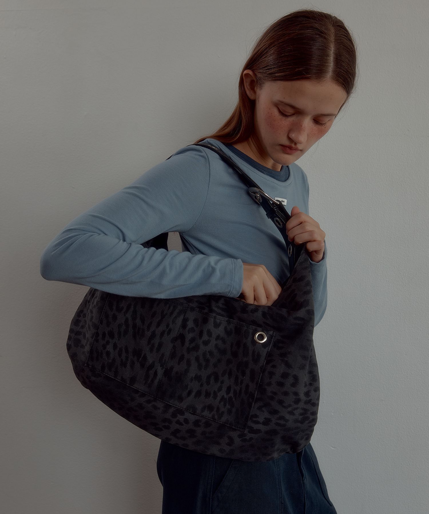 LETERIE 豹紋炭灰扣環兩用斜背包 LEOPARD