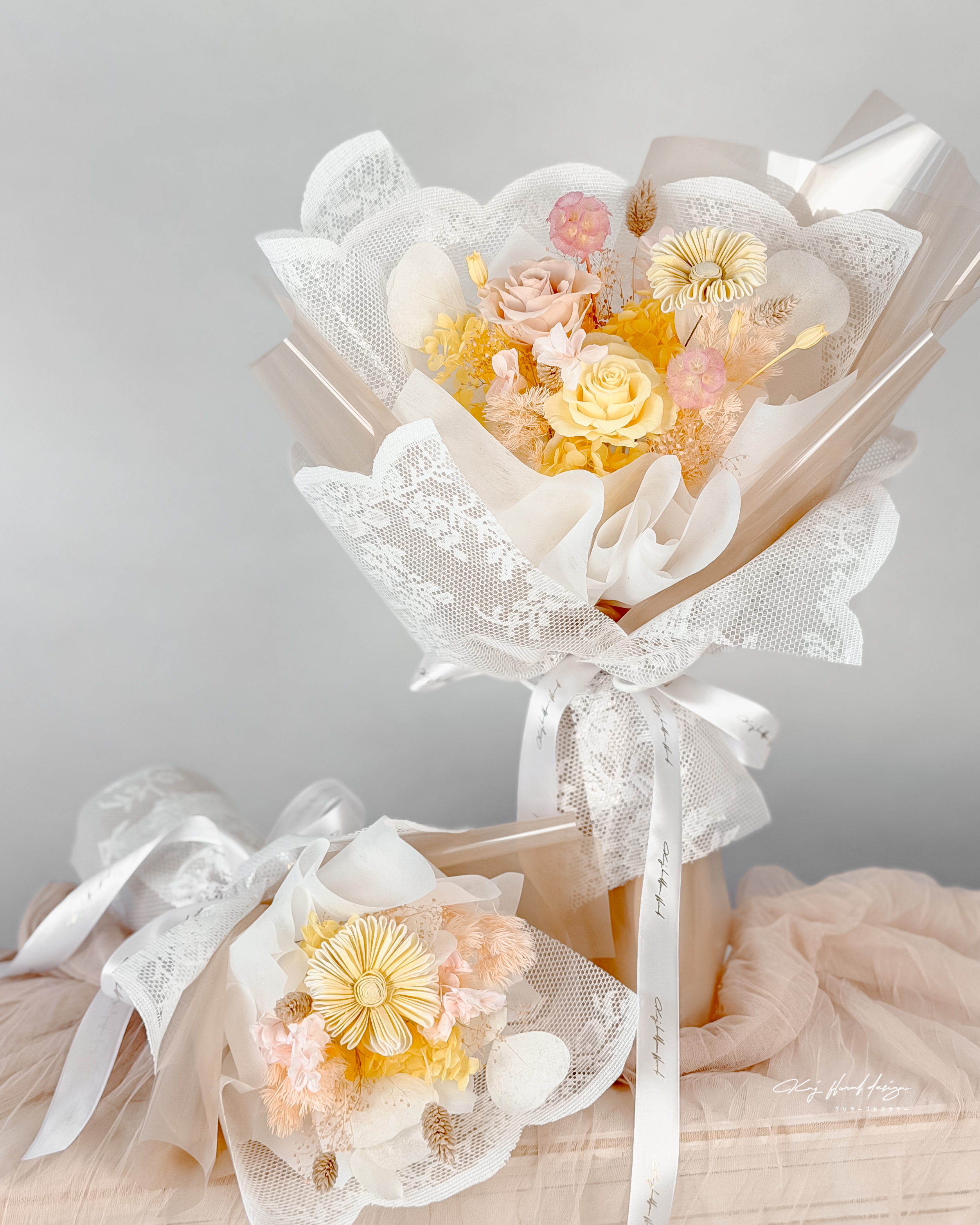 奶杏柔光畢業永生花束