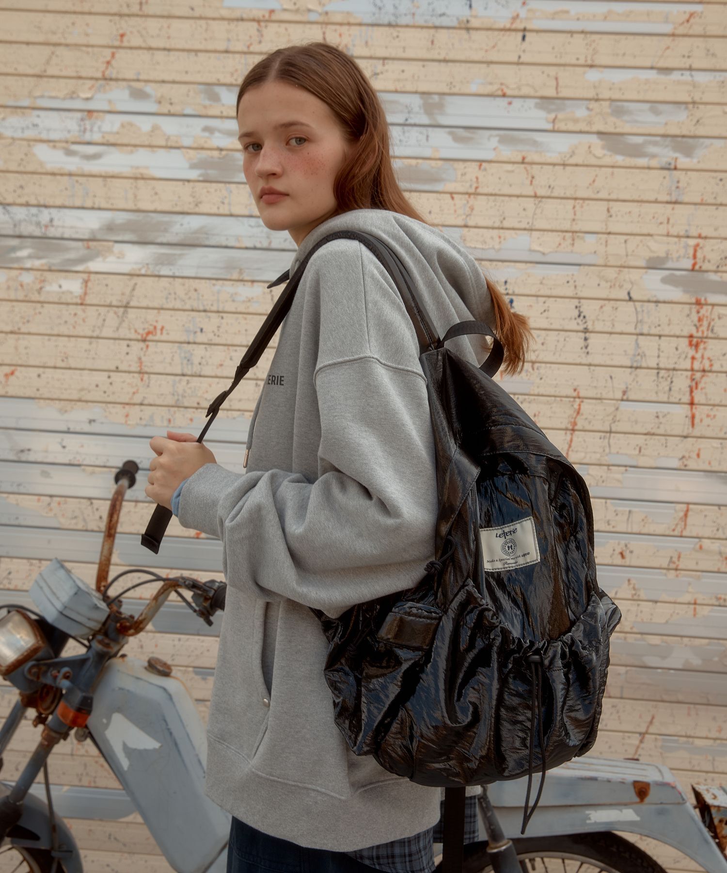 LETERIE 光澤 Logo 貼片後背包 黑色 GLOSSY