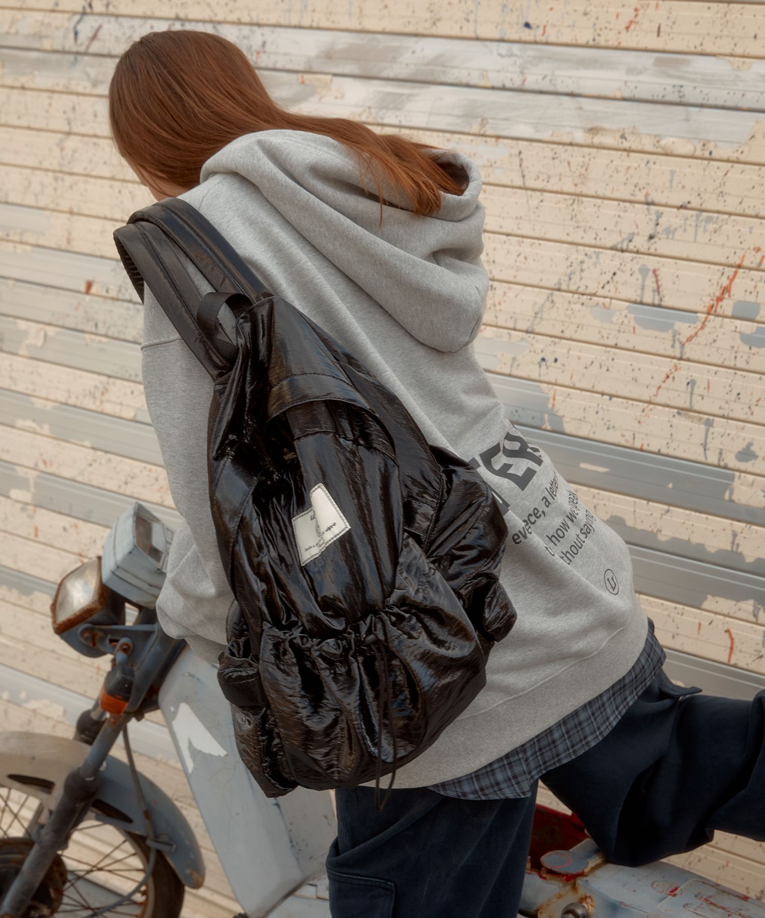 LETERIE 光澤 Logo 貼片後背包 黑色 GLOSSY