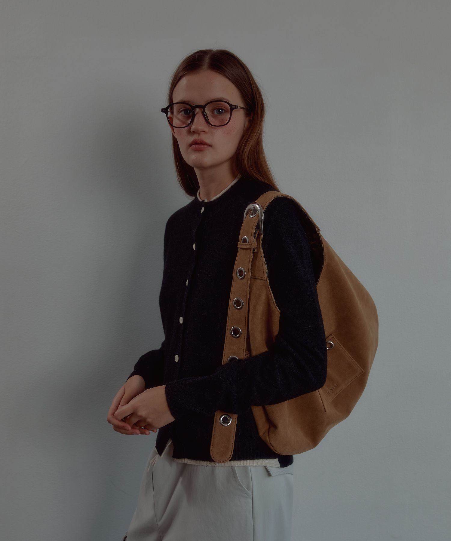 LETERIE 麂皮扣環兩用斜背包 奶油色 BUCKLE