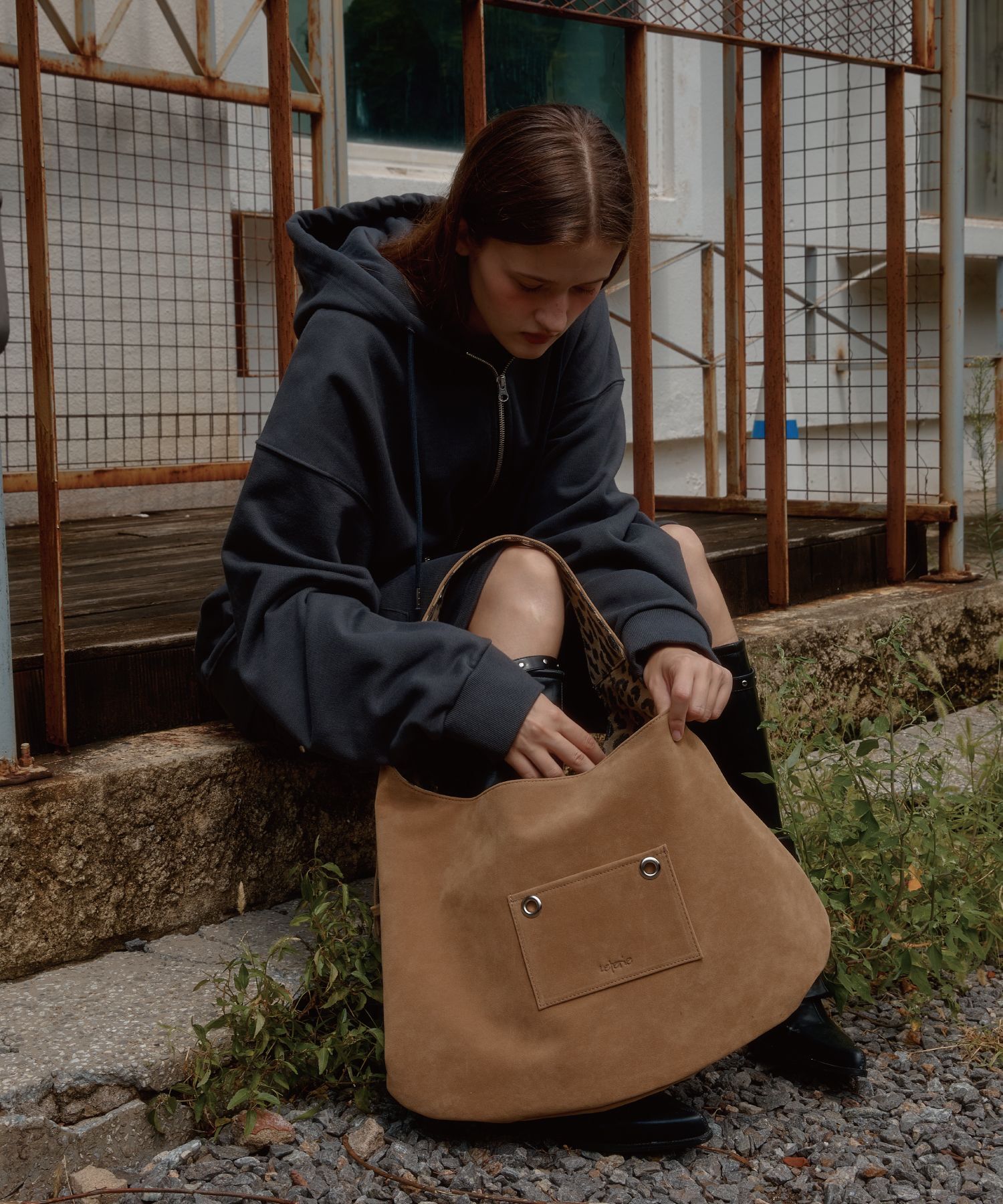 LETERIE 麂皮扣環兩用斜背包 奶油色 BUCKLE