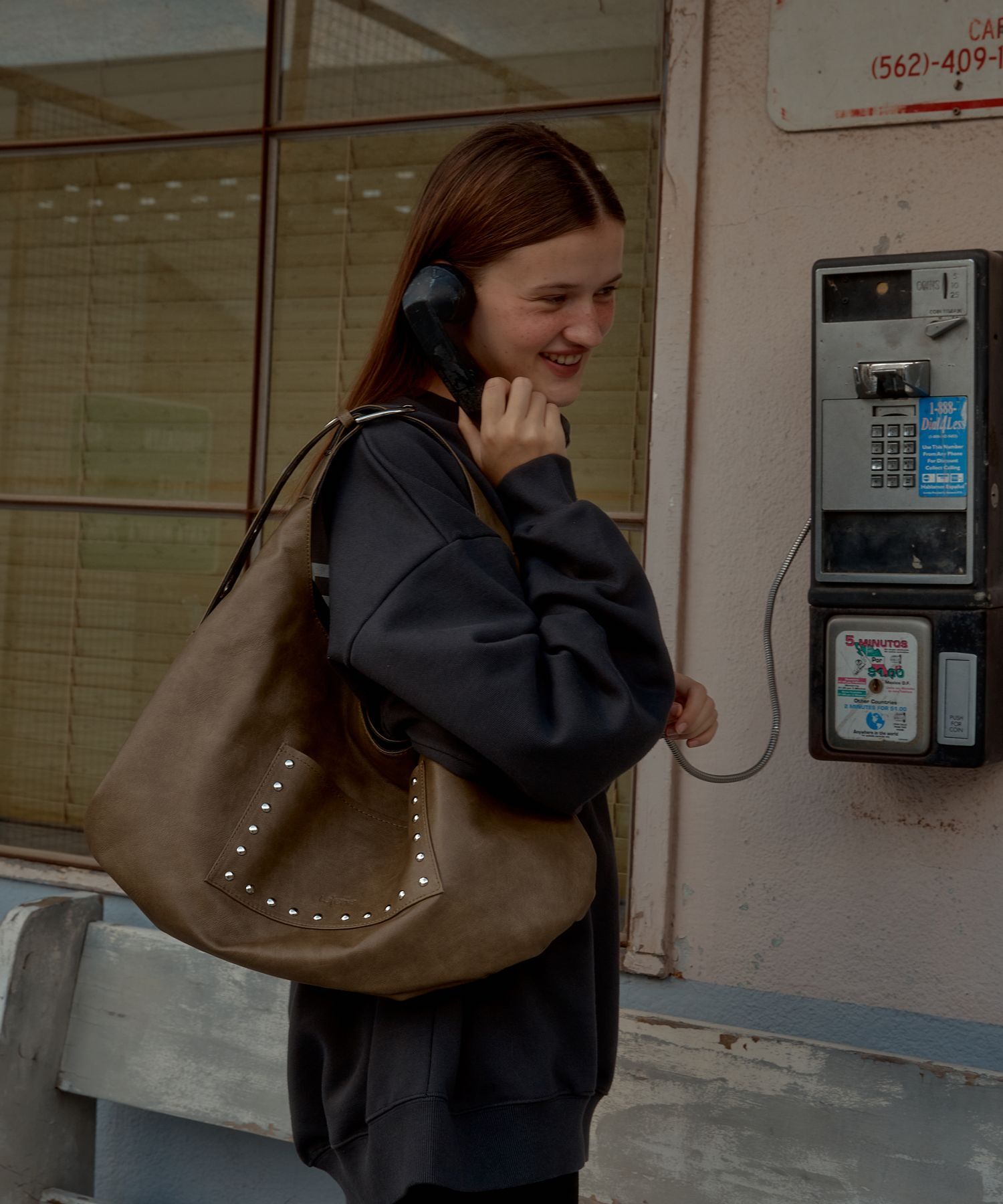 LETERIE 鉚釘扣環兩面斜背包 摩卡 STUD