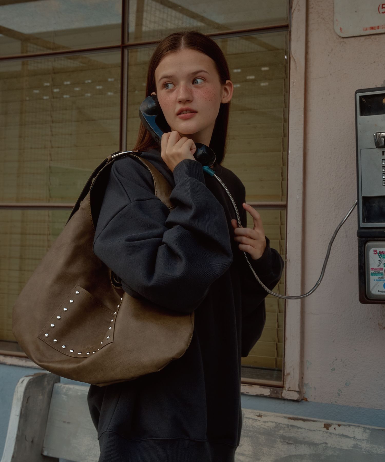 LETERIE 鉚釘扣環兩面斜背包 摩卡 STUD