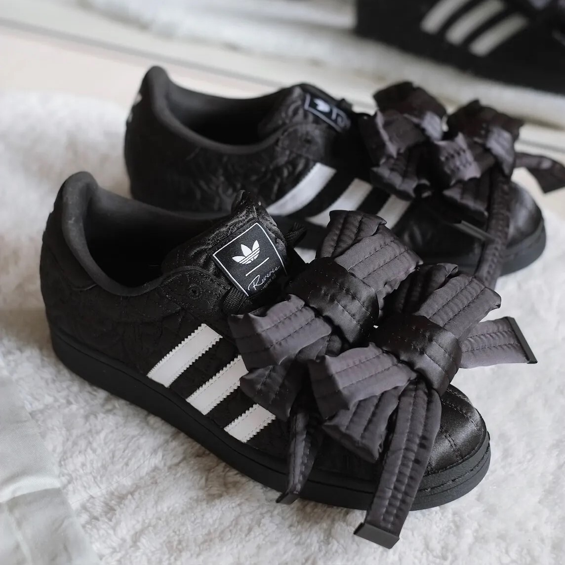 【代購】Caroline Hu × adidas Originals Superstar W  潮流時尚｜薄底減震｜低幫板鞋｜女款