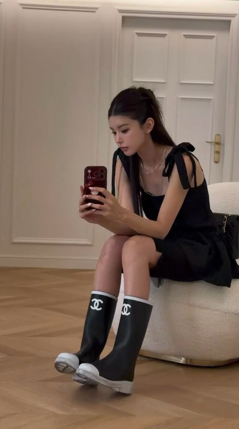 可愛肩綁帶拼接網紗娃娃上衣