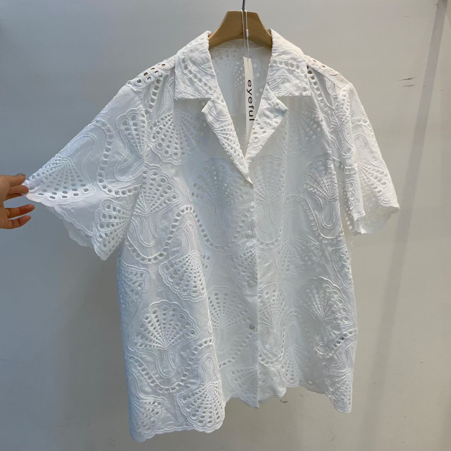 EY6008 孔雀鏤空翻領排扣短袖襯衫