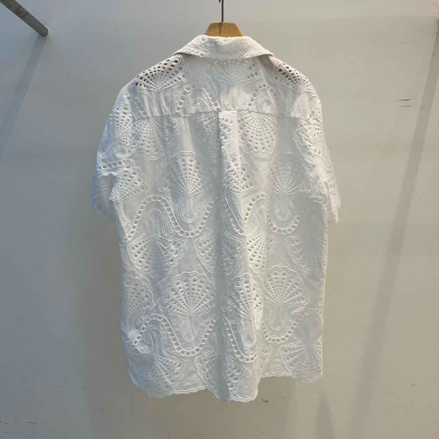 EY6008 孔雀鏤空翻領排扣短袖襯衫