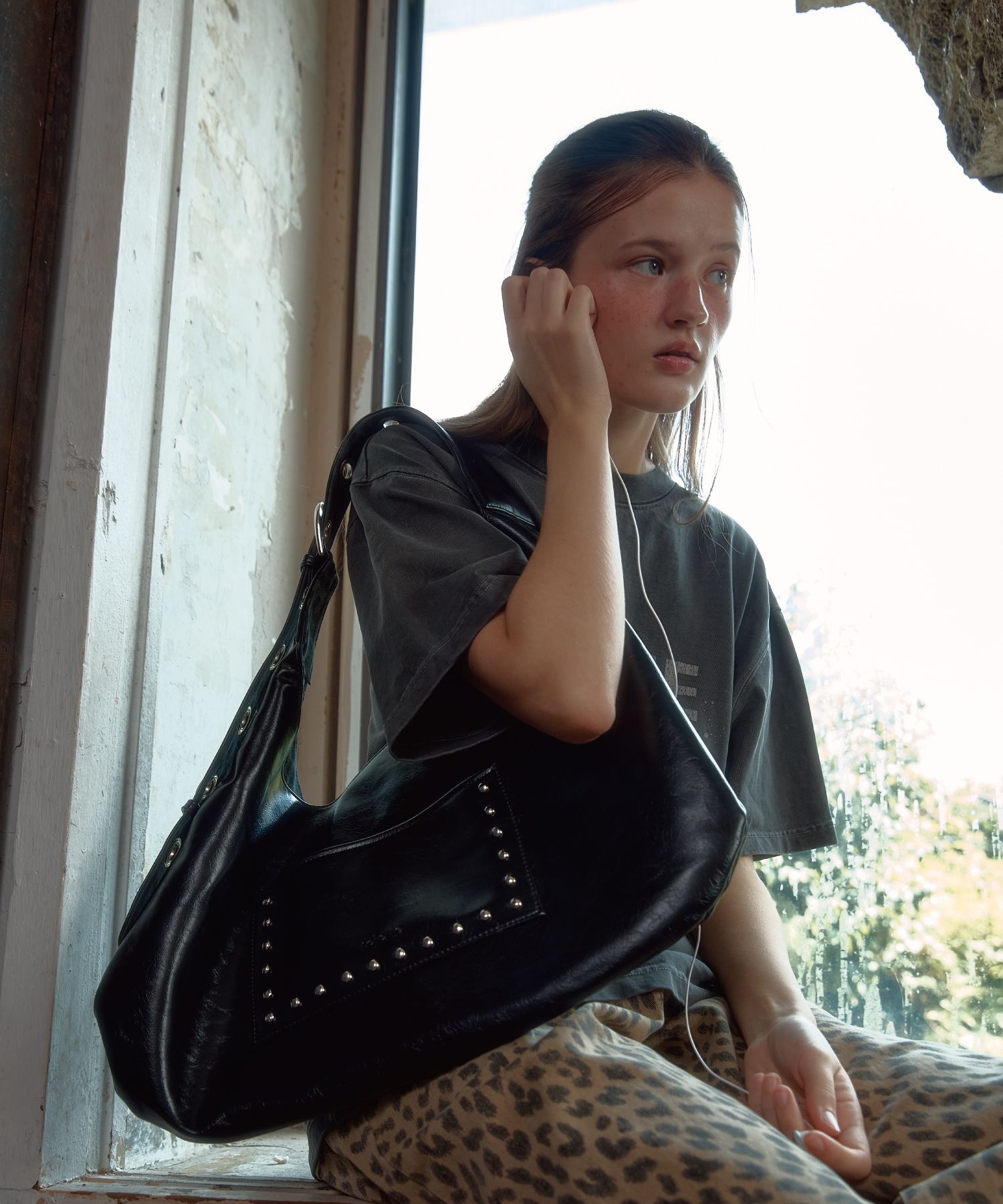 LETERIE 鉚釘扣環雙面斜背包 黑色 STUD