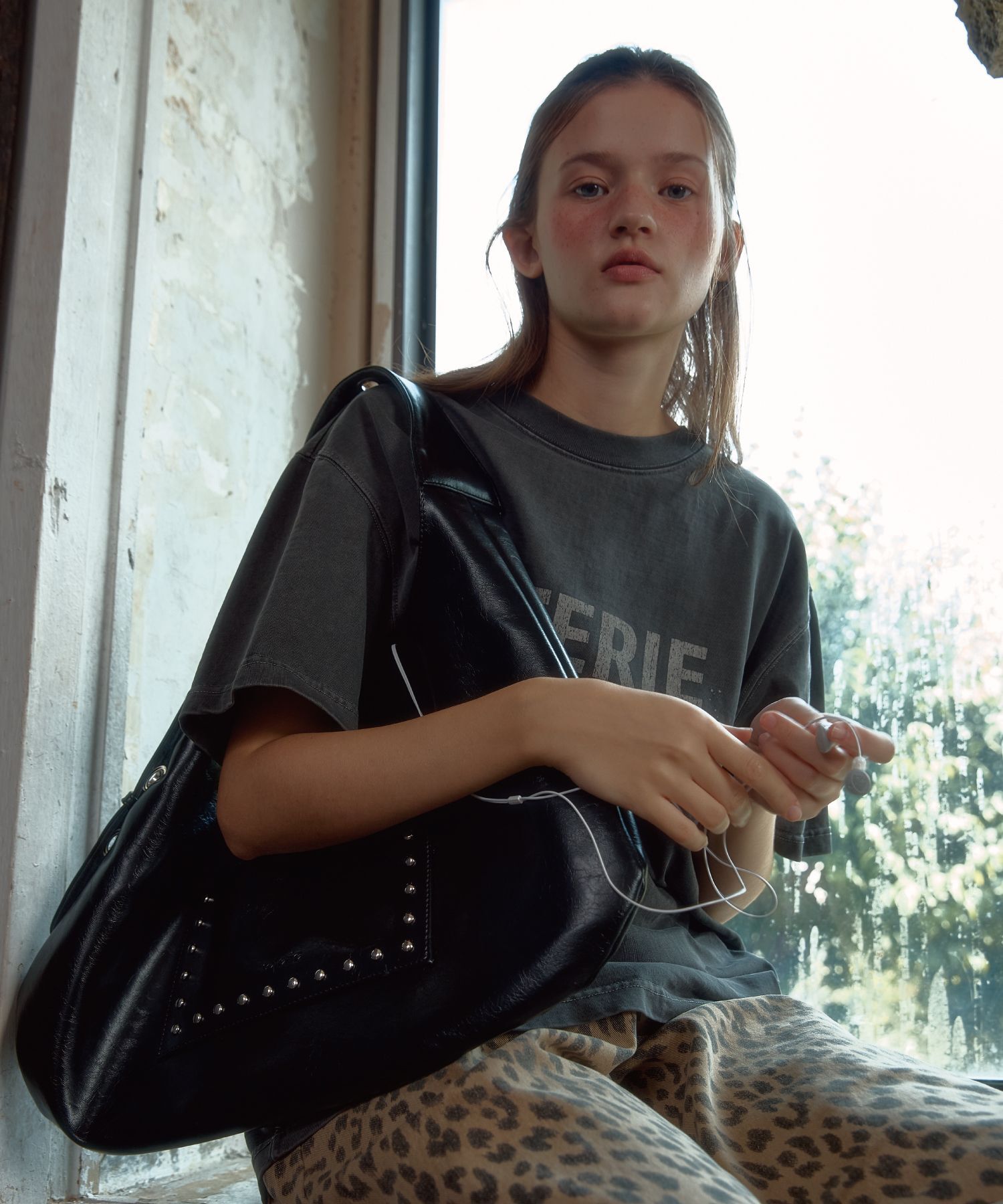 LETERIE 鉚釘扣環雙面斜背包 黑色 STUD