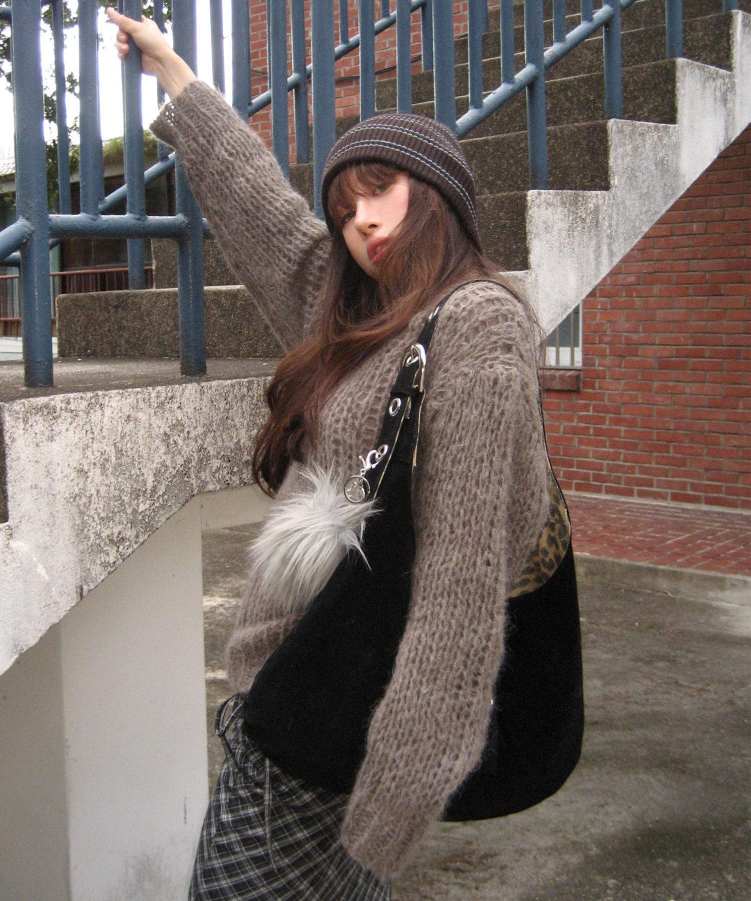 LETERIE 麂皮扣環兩用斜背包 BUCKLE