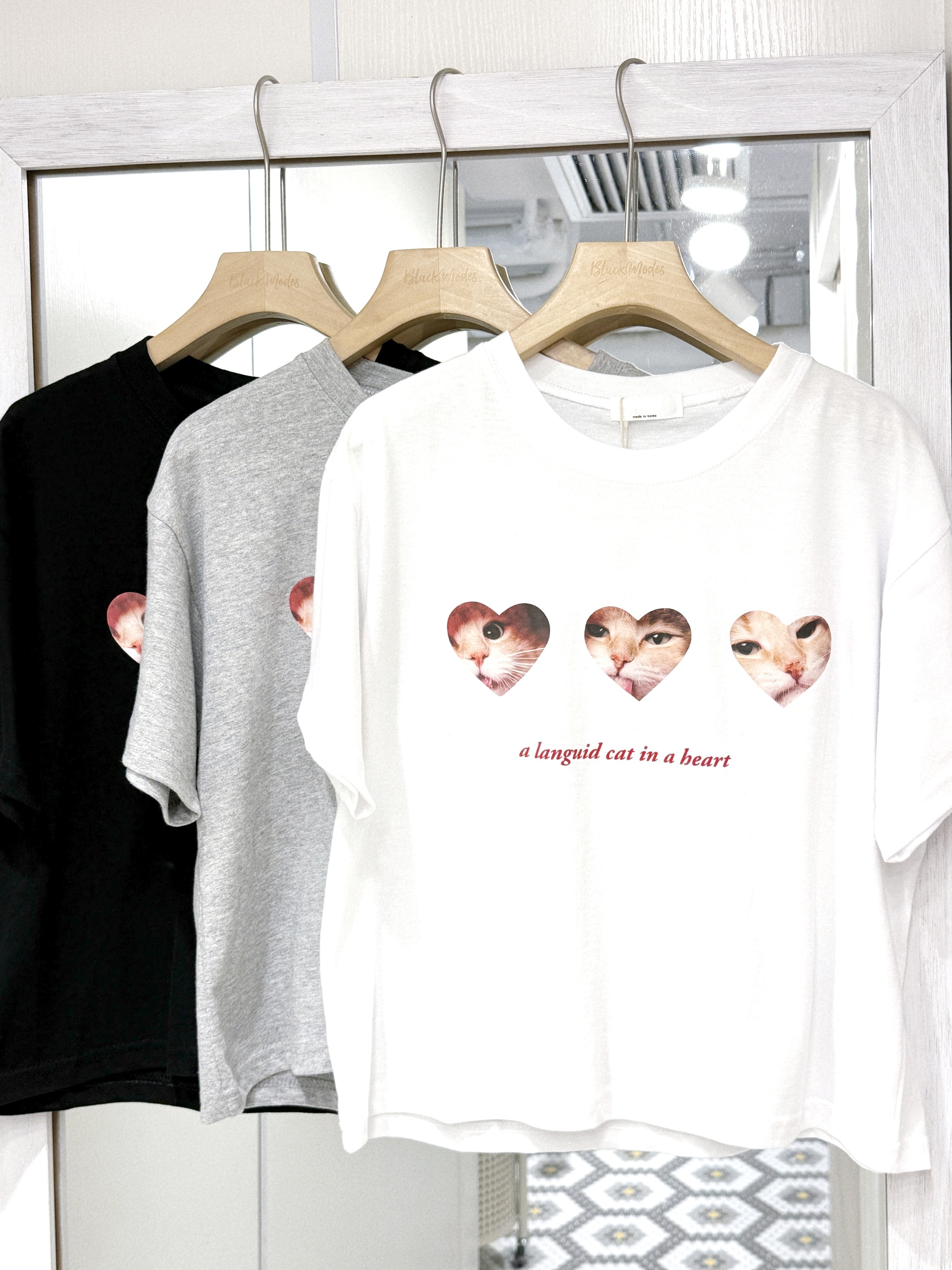 T1361｜可愛感100%❤️貓貓心心Tee ≽^• ˕ • ྀི≼