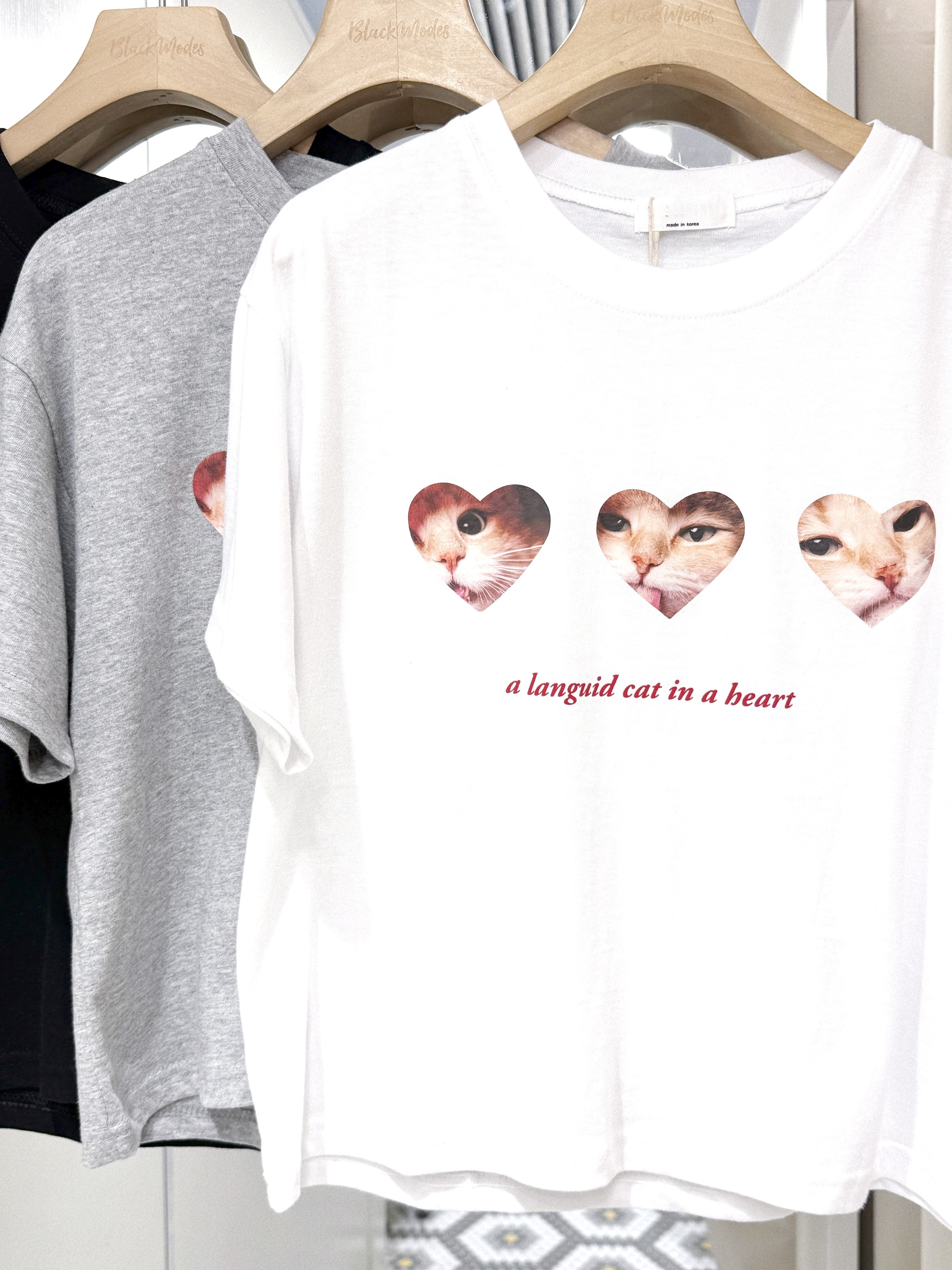 T1361｜可愛感100%❤️貓貓心心Tee ≽^• ˕ • ྀི≼