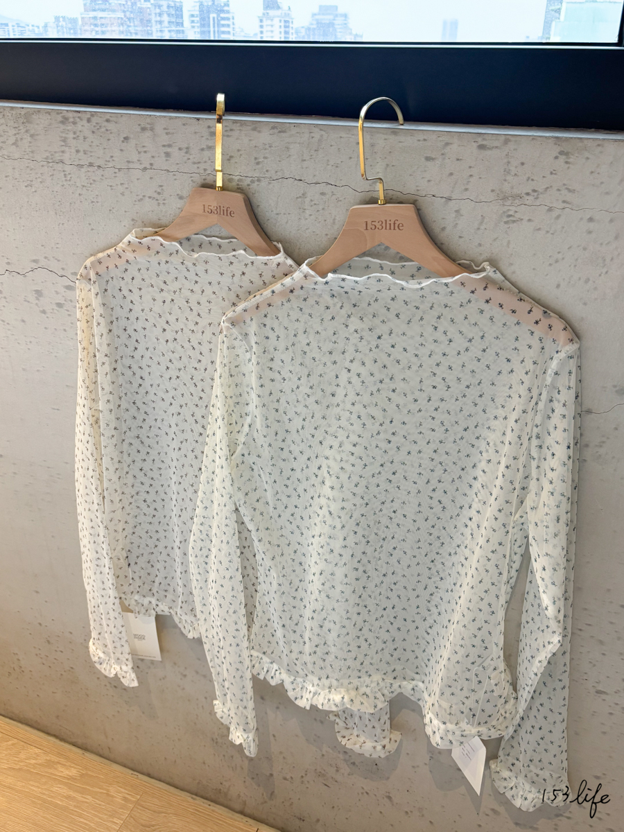 𝑙𝑎𝑑𝑦.質感小花透膚彈性立領捲邊內搭(2色)