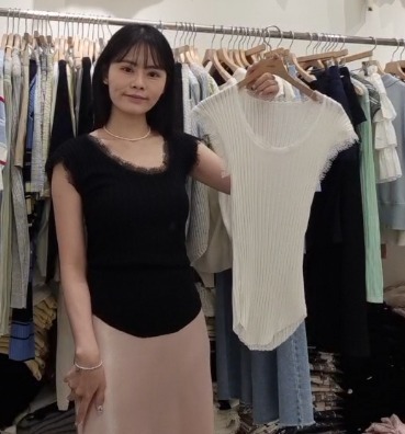 BM6047 蕾絲蘇蘇U領坑紋透膚上衣