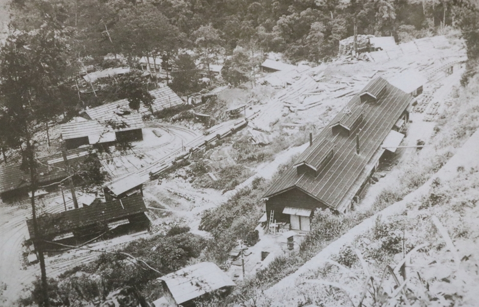 佳保台(Jiabaotai)是八仙山國家森林遊樂區規模最大的林場基地,當年設有土場(木材聚集場)、製材工廠、修護工廠、員工宿舍。