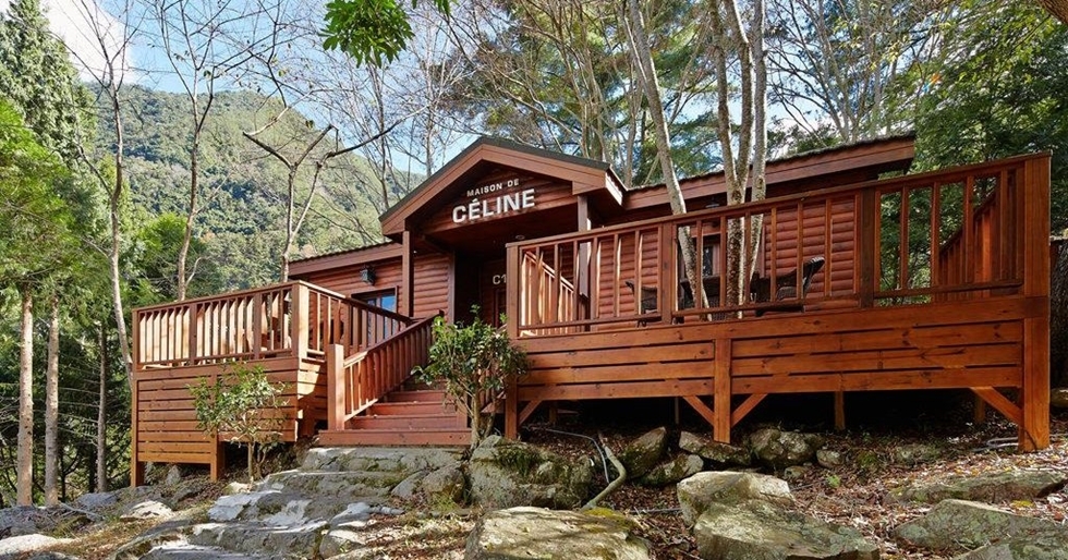 八仙山國家森林遊樂區的八仙山莊是中部少數真正「在森林裡過夜」的住宿選擇,共有 18 間獨立小木屋。