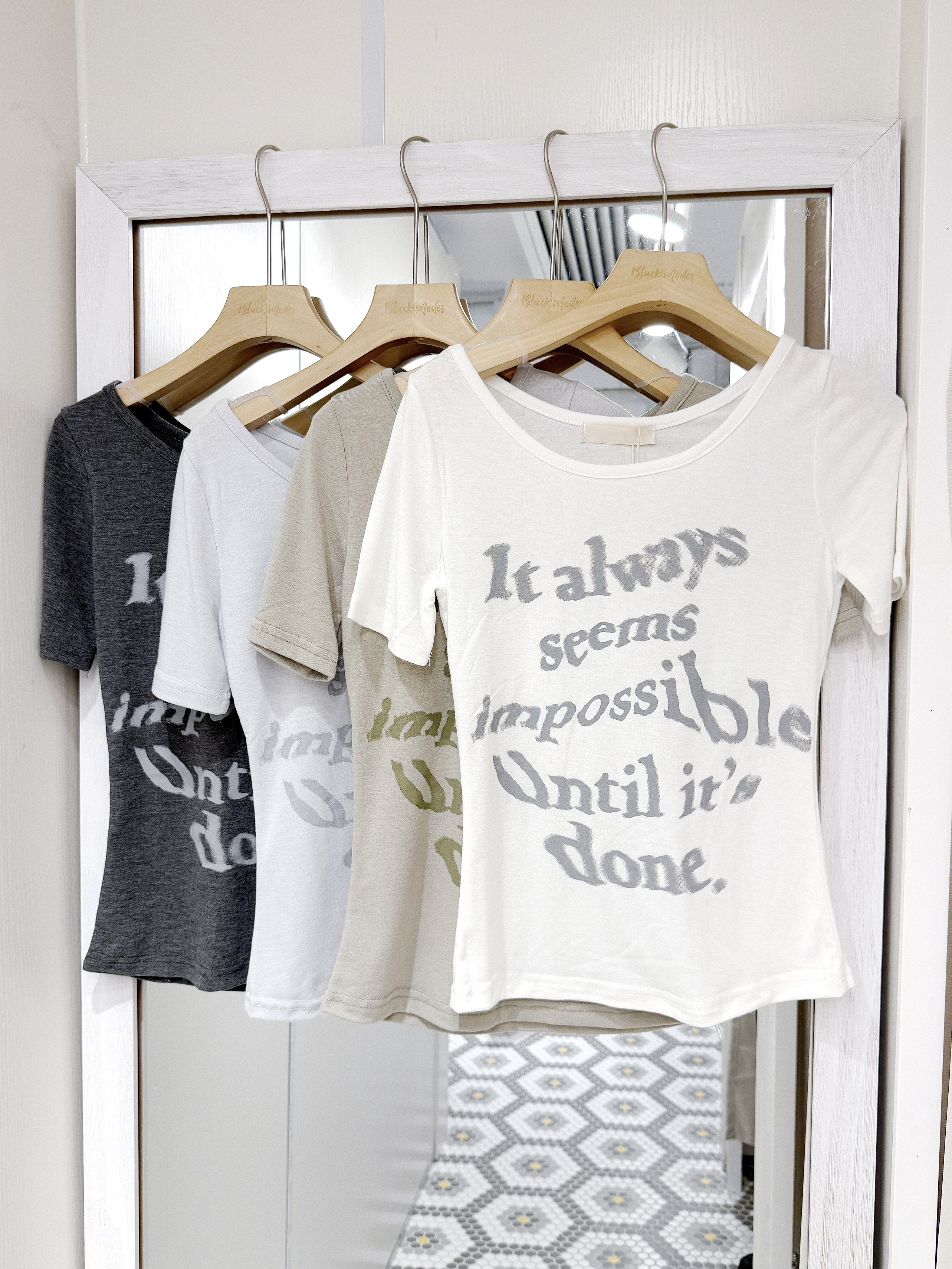 T1366｜韓系必備單品！2-ways字母薄短袖上衣