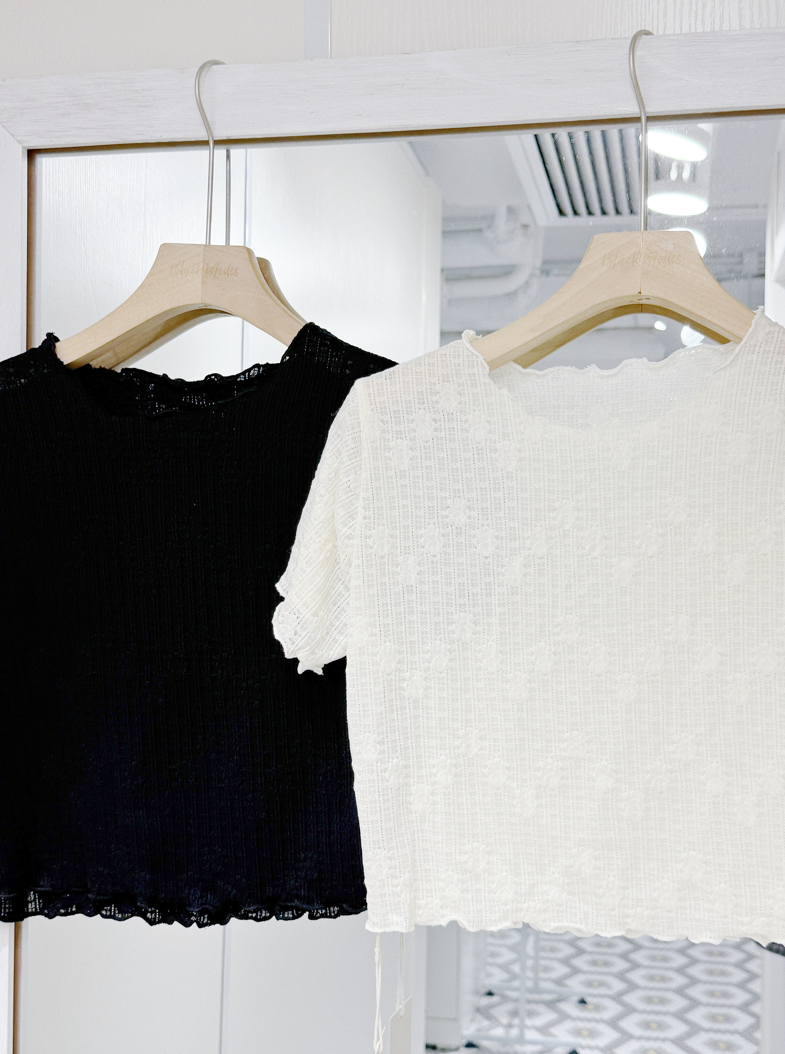 T1396｜暗花直紋ruffle邊短袖上衣𑁍₊ ⊹