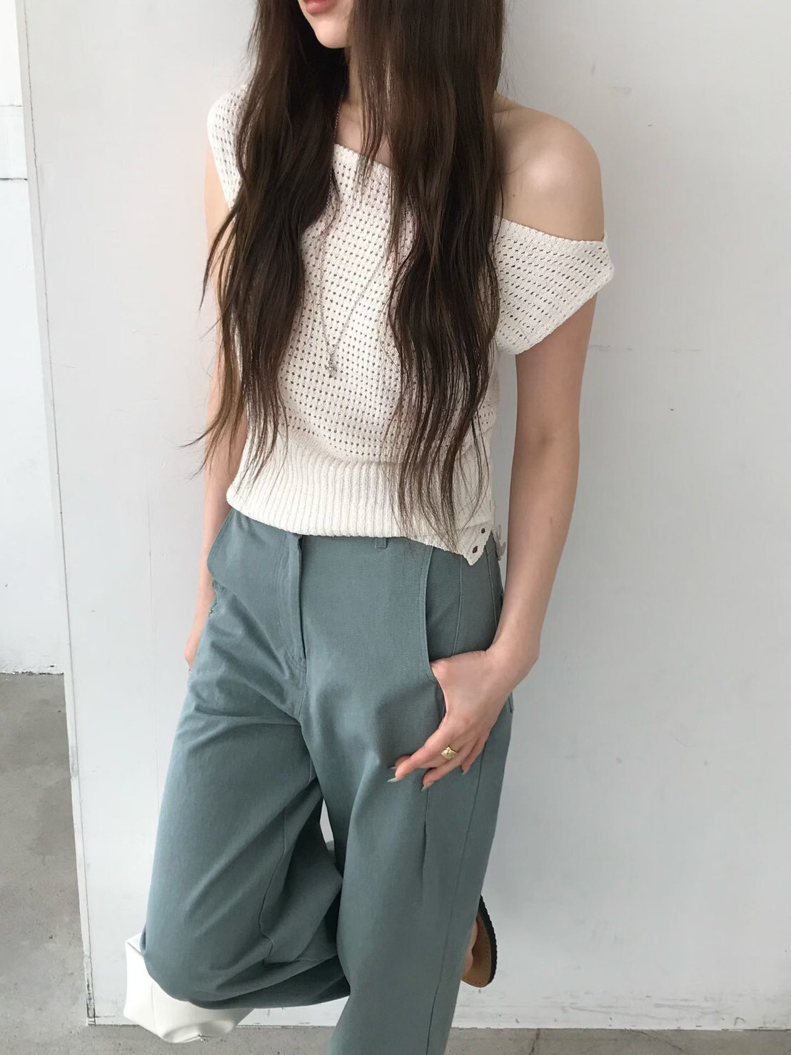 露肩洞洞上衣