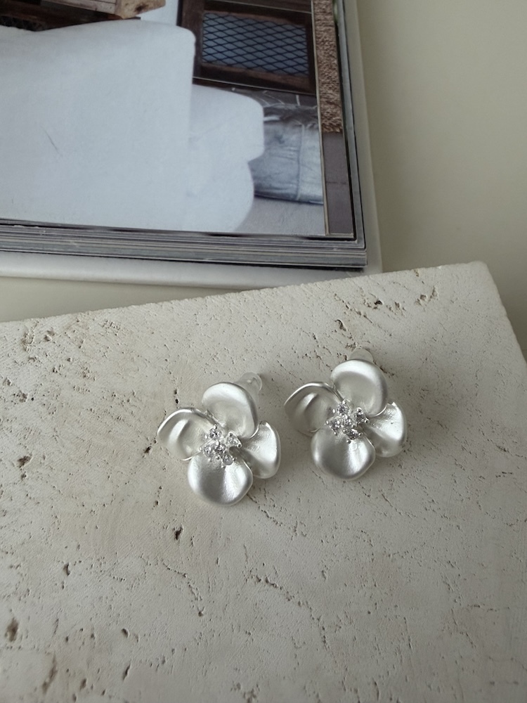 小珍珠花瓣耳環
