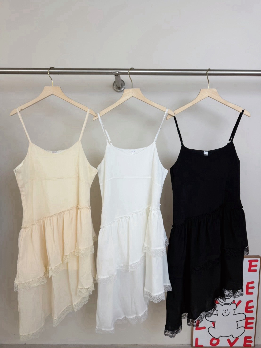 斜邊拼接蕾絲吊帶洋裝