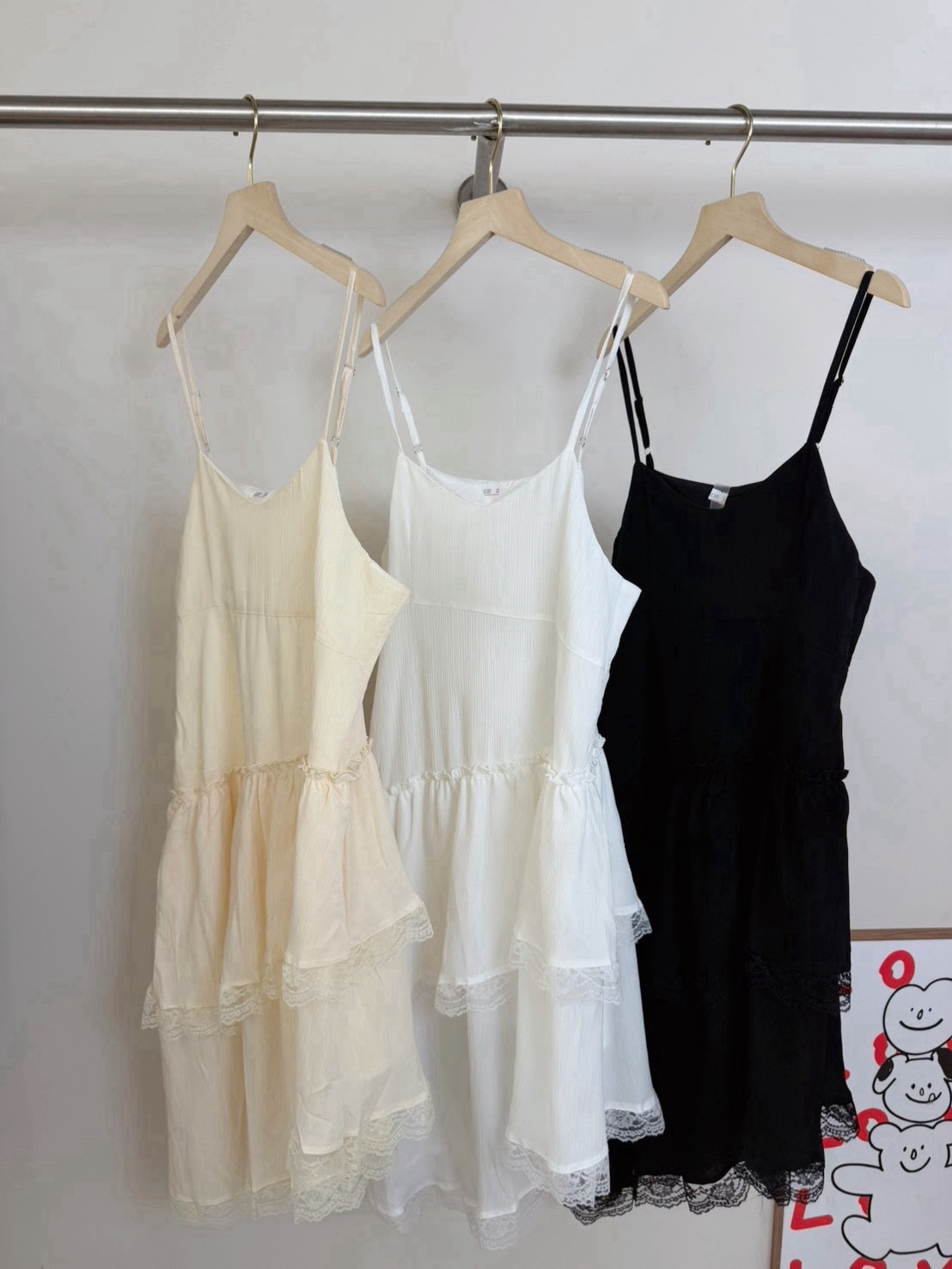 斜邊拼接蕾絲吊帶洋裝