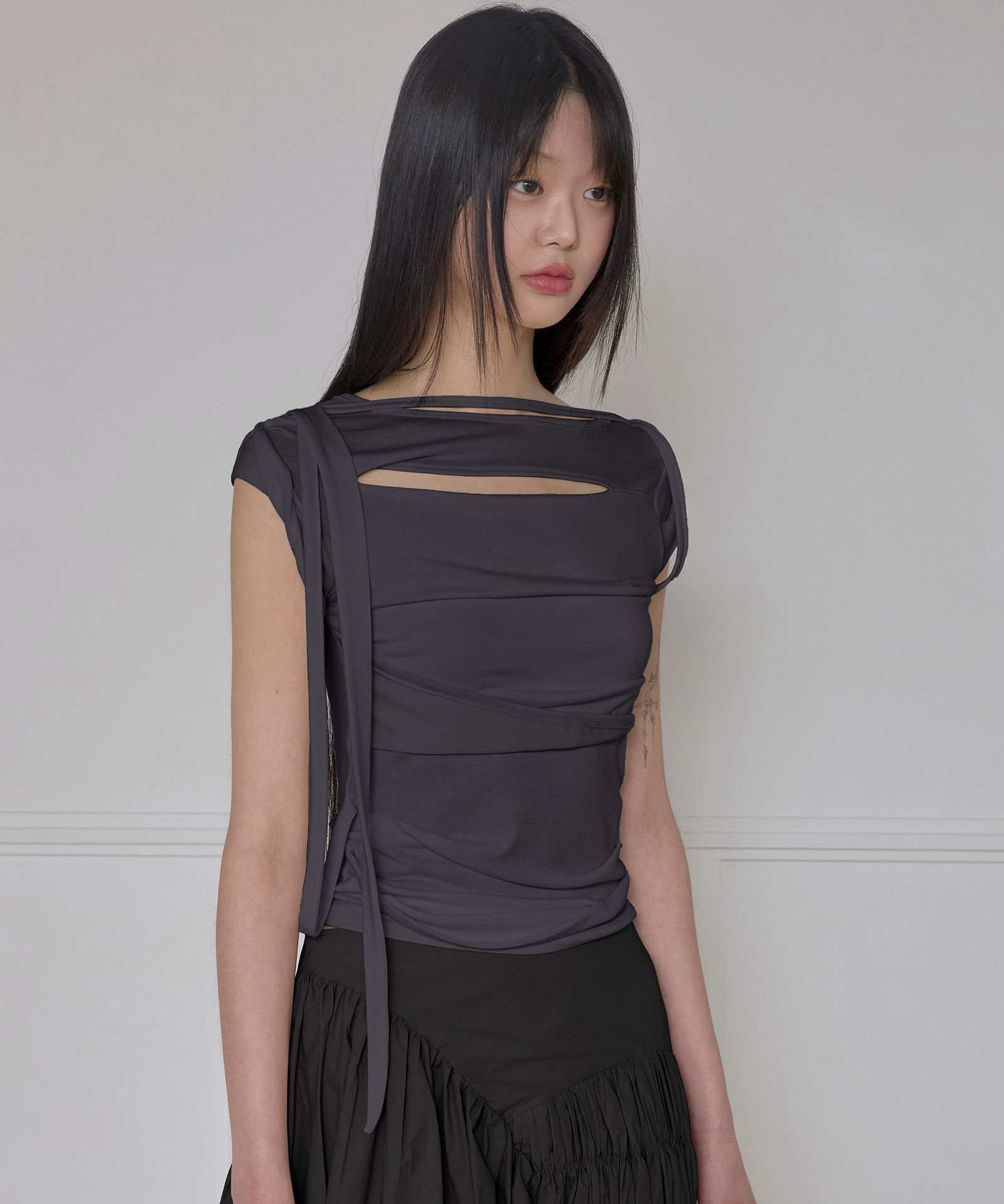 FLAREUP 非對稱垂墜綁帶捲袖上衣 FL-170_Charcoal