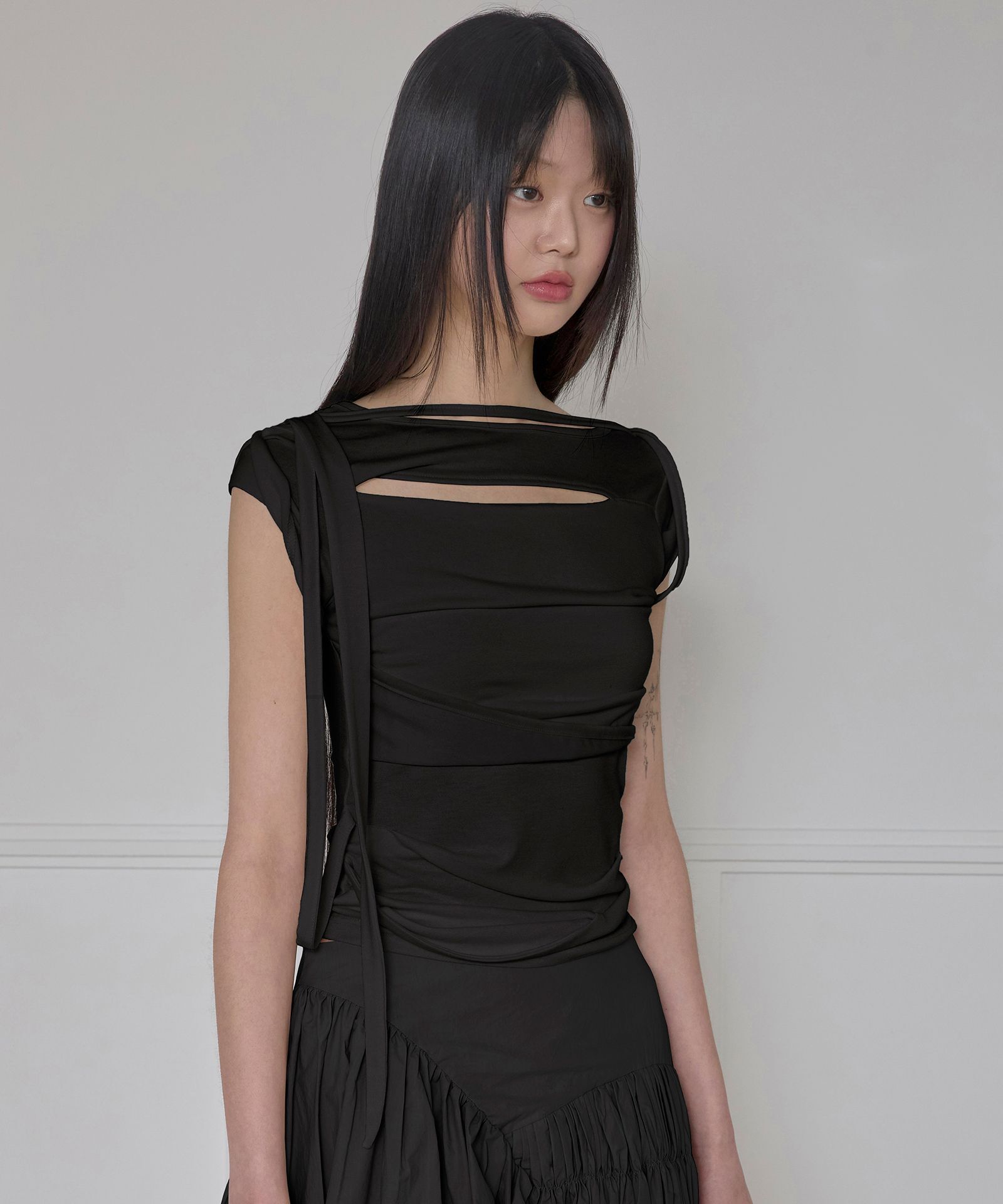 FLAREUP 非對稱垂墜肩帶捲袖上衣 FL-170_Black