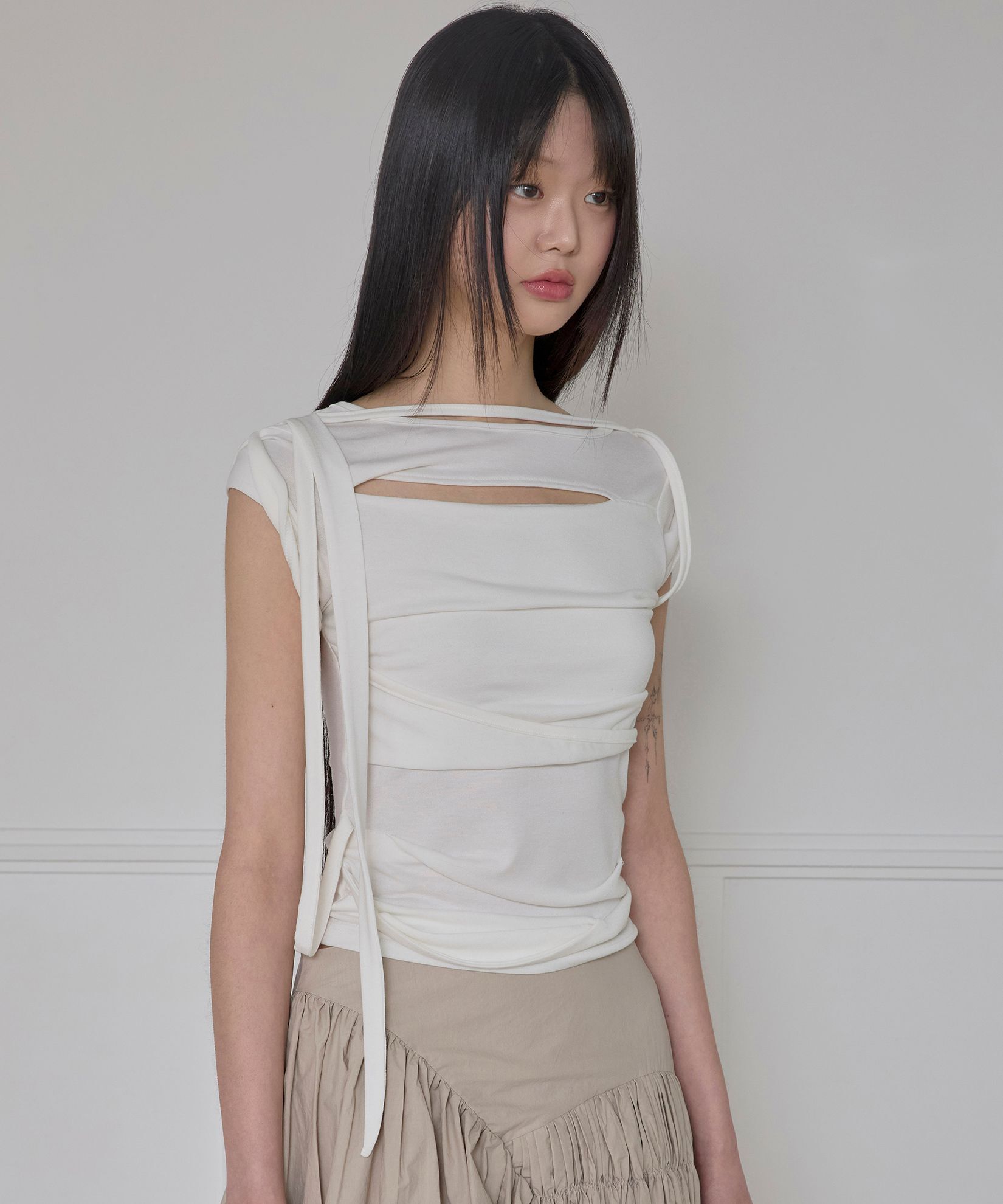 FLAREUP 不對稱垂墜肩帶捲袖T恤 FL-170_Cream