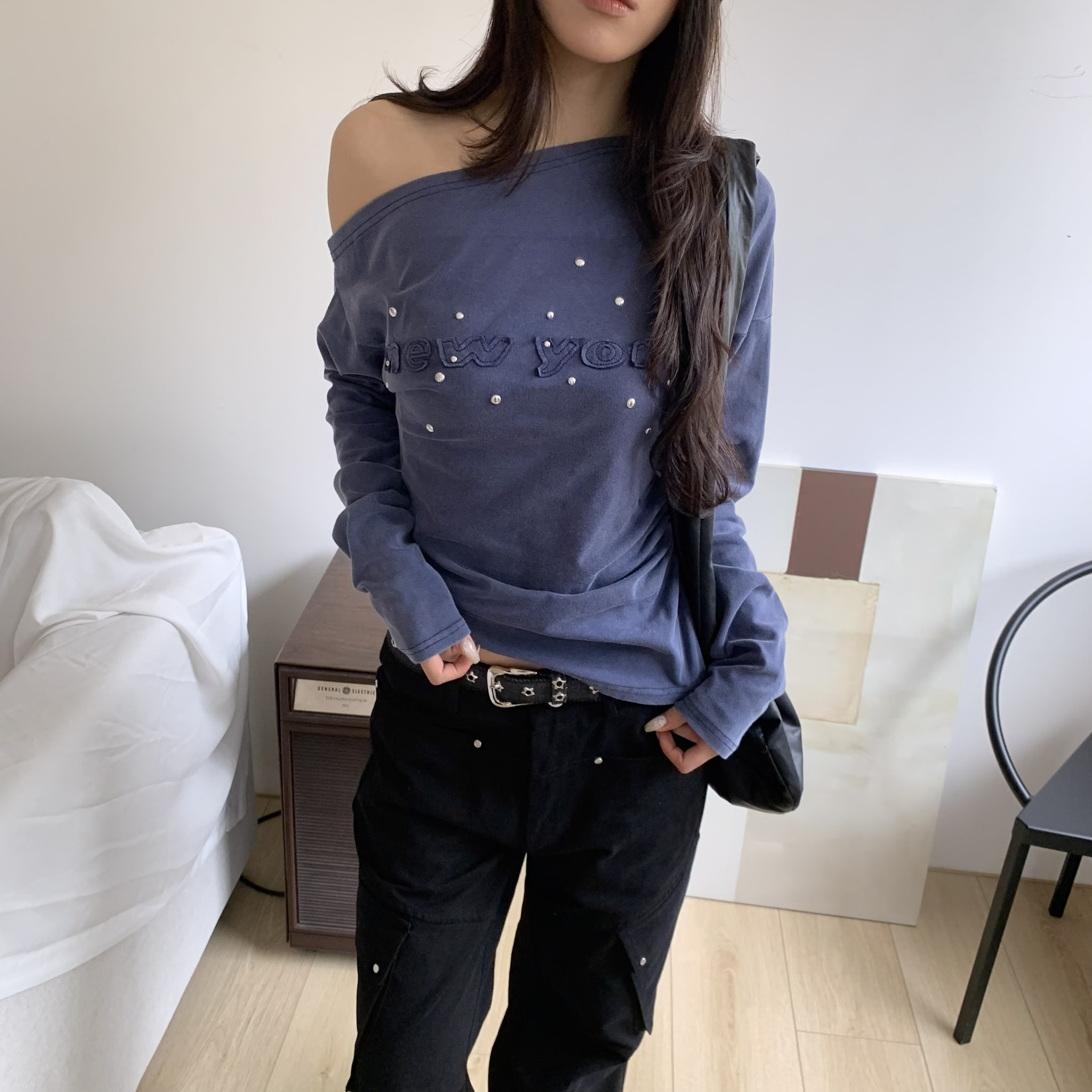 ISA_朋克辣妹 低調水洗感側抓皺斜肩上衣_63038