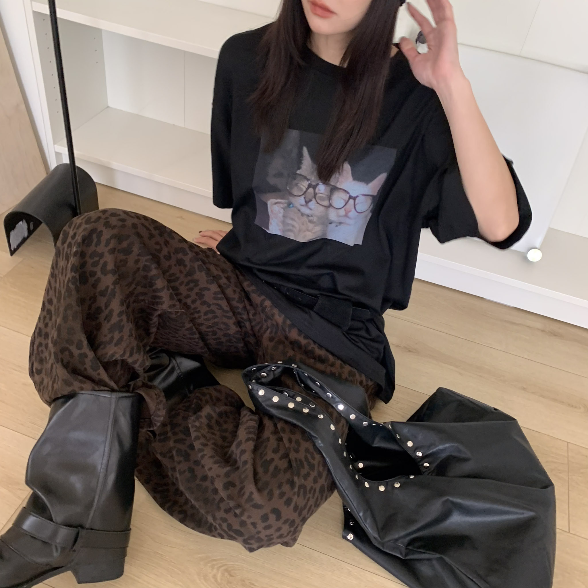 ISA_雙份可愛 眼鏡小咪貼貼落肩寬鬆TEE_63060