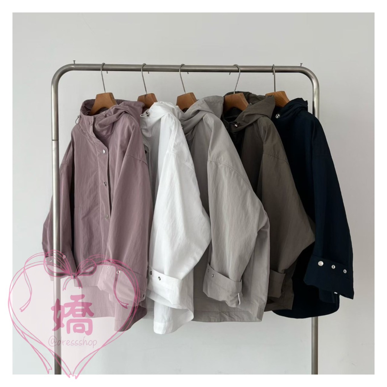 K16013連帽手袖金屬扣抽繩風衣外套(紫'白'卡'杏'藍)