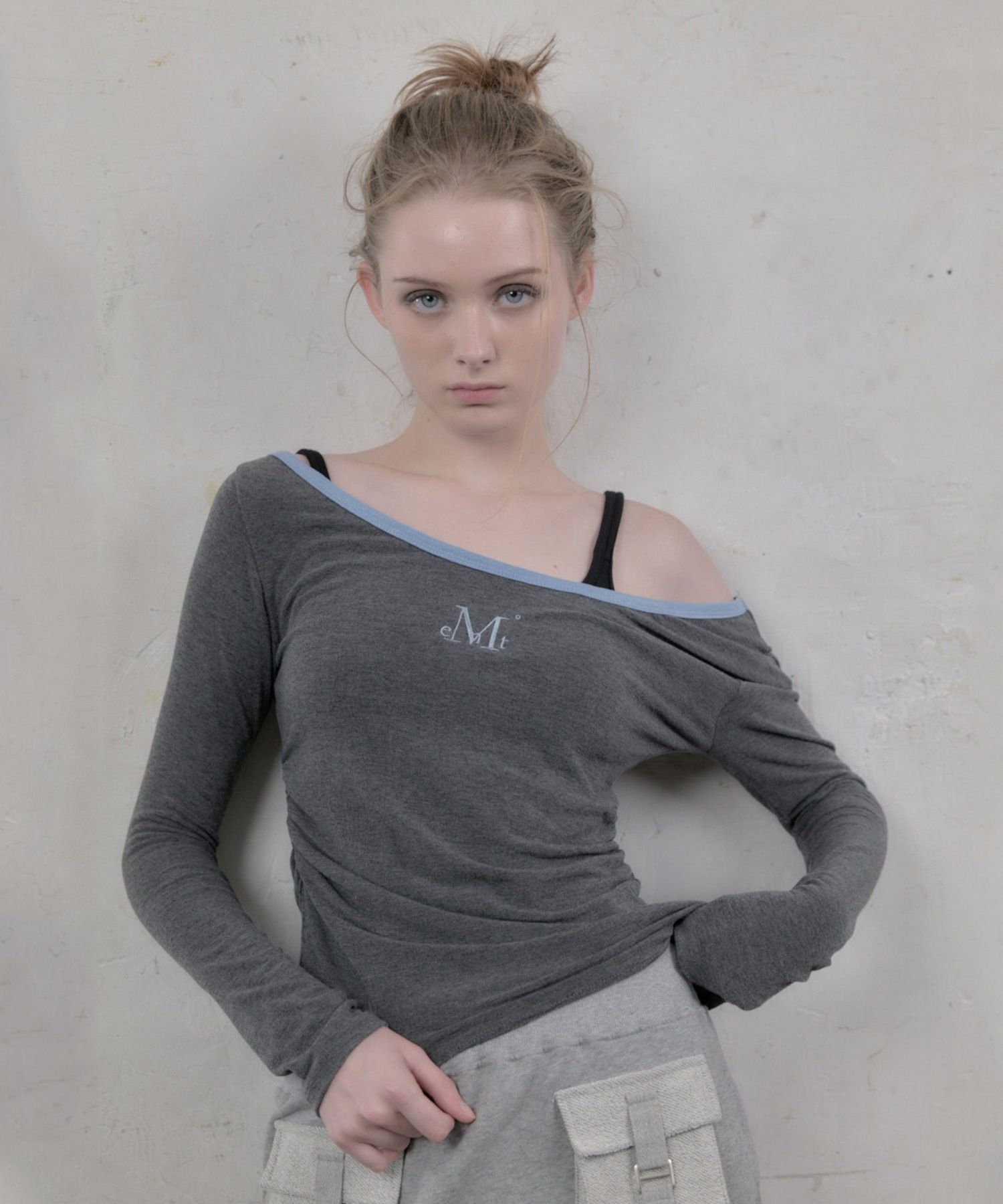 MUCENT 不對稱單肩縮褶長袖上衣 P0000BIS