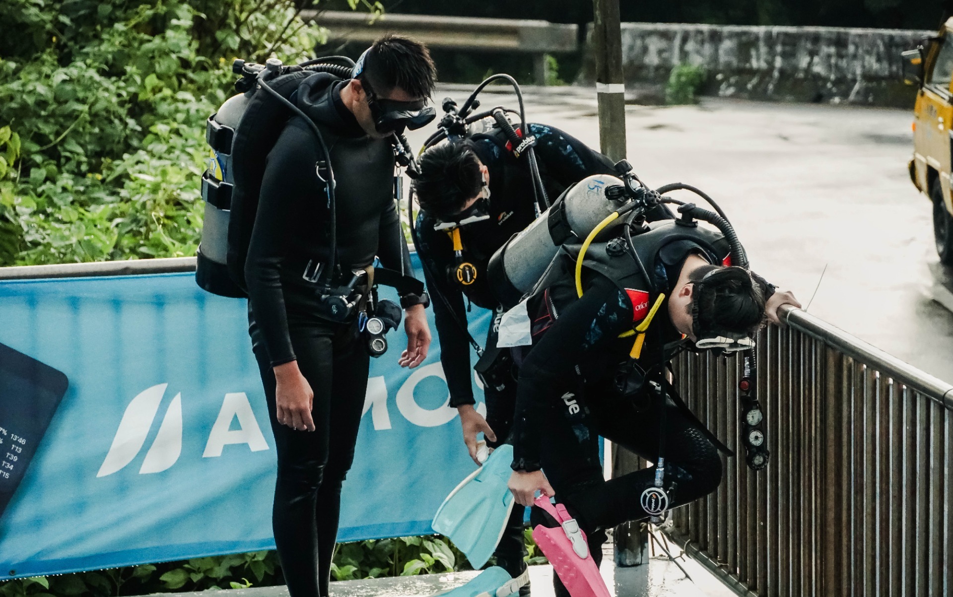 IDiver 學員穿著 SCUBAPRO 專業浮力調整裝置 BCD，提供優異的水面浮力與穩定性