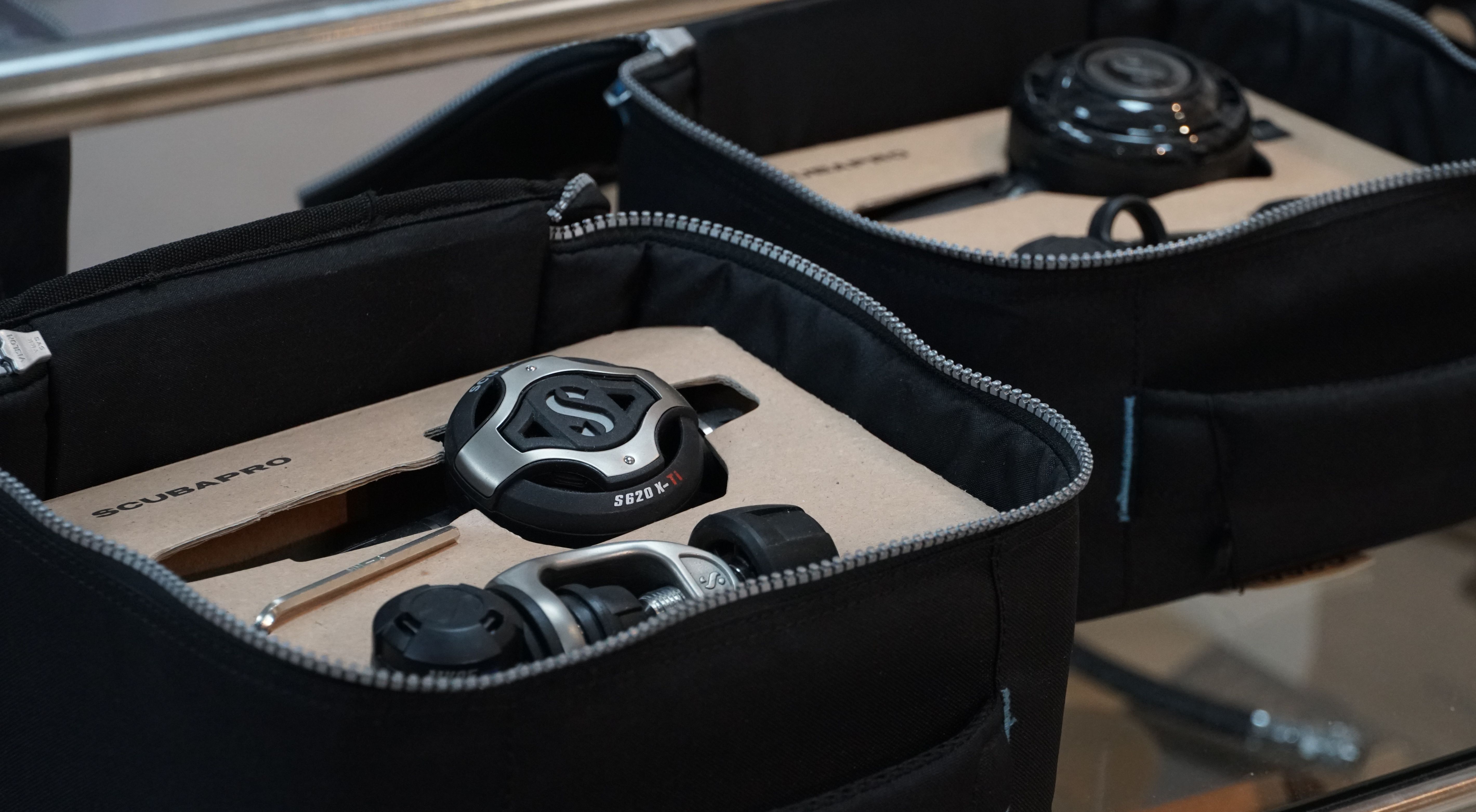 IDiver 東北角潛店專業室內課程，教練講解 SCUBAPRO 裝備操作與安全規範