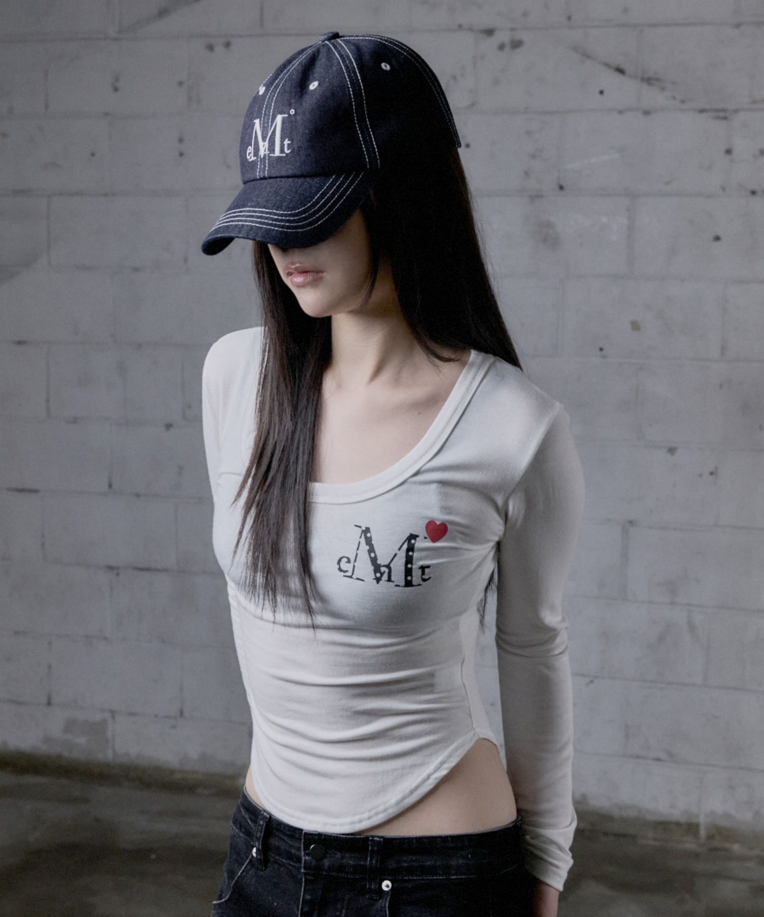 MUCENT Lovelits 迷你愛心Logo U領長袖T恤 P0000BKP