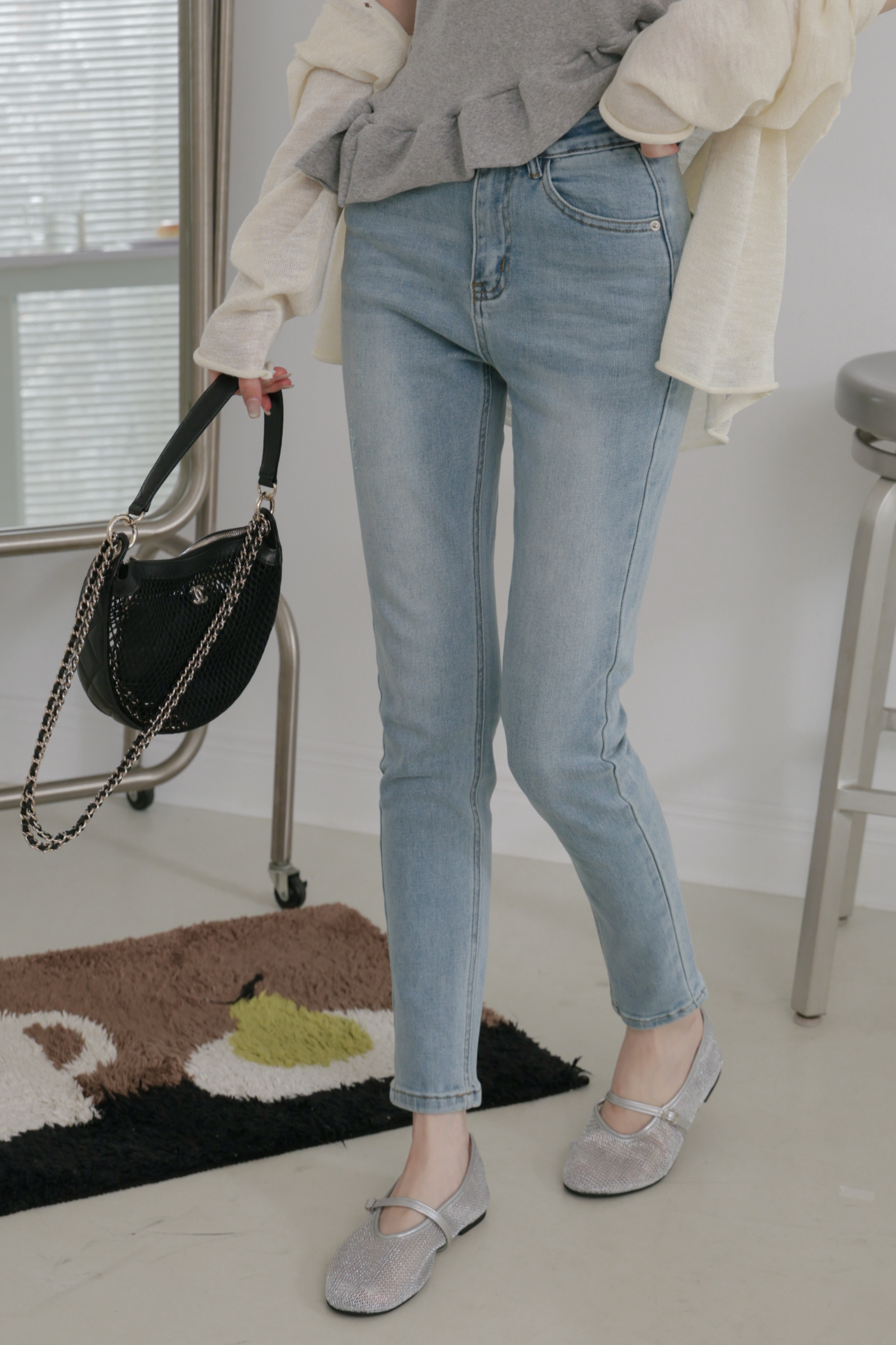 淺刷色窄管牛仔褲 P62